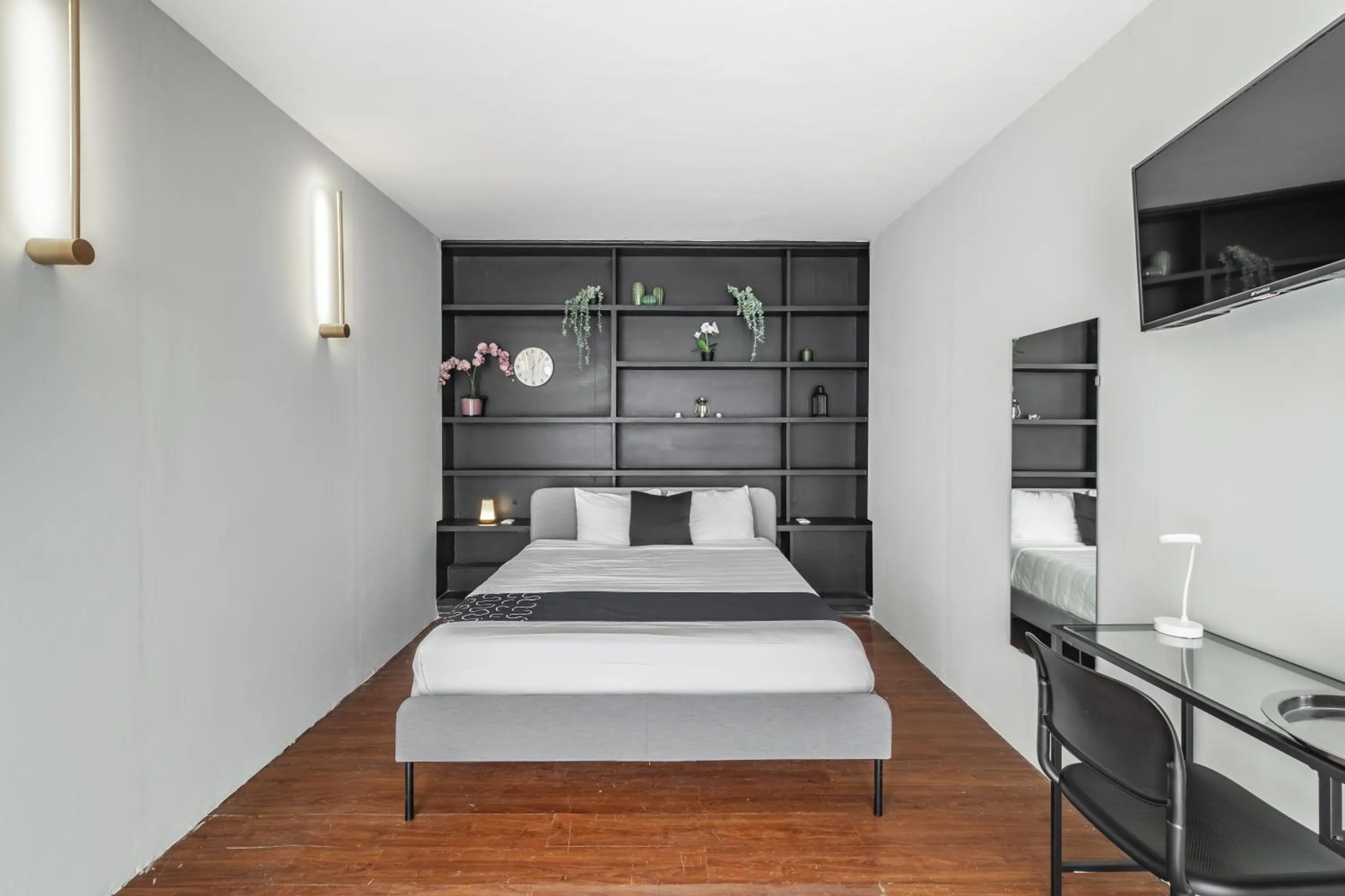 Photo of the whole room, Bed in Singular Goldsmith