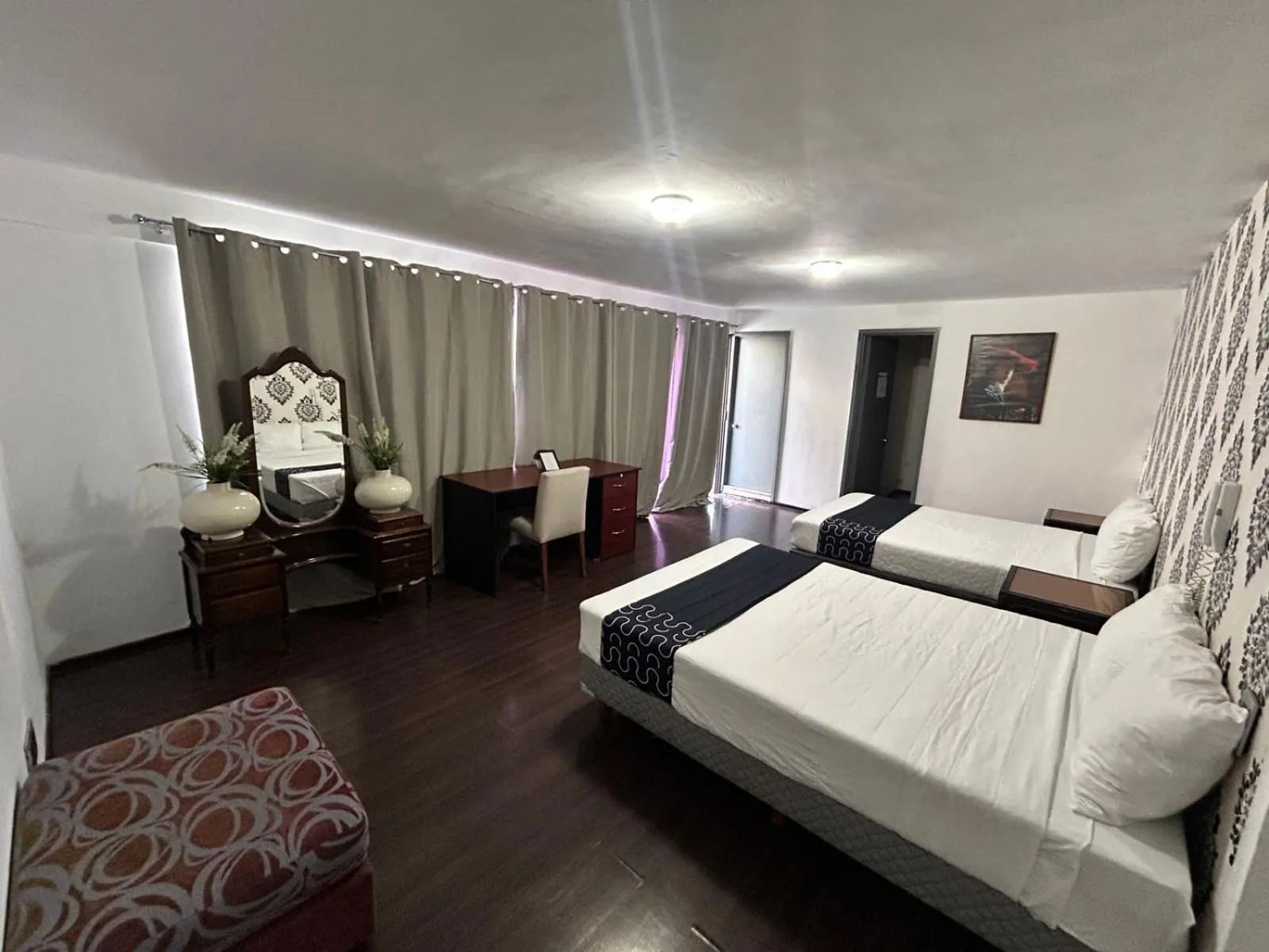 Photo of the whole room, Bed in Singular Goldsmith