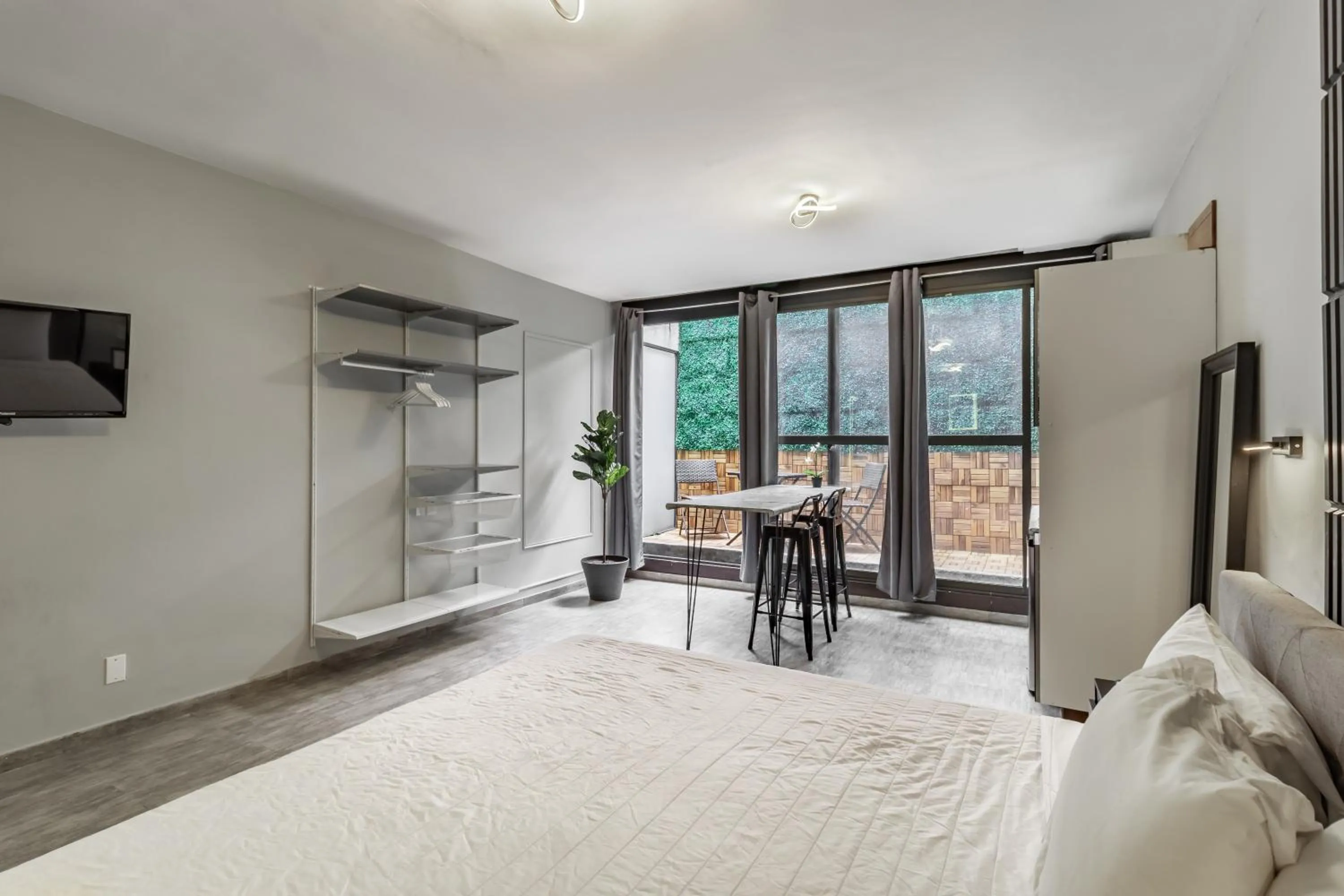 Photo of the whole room, Bed in Singular Goldsmith