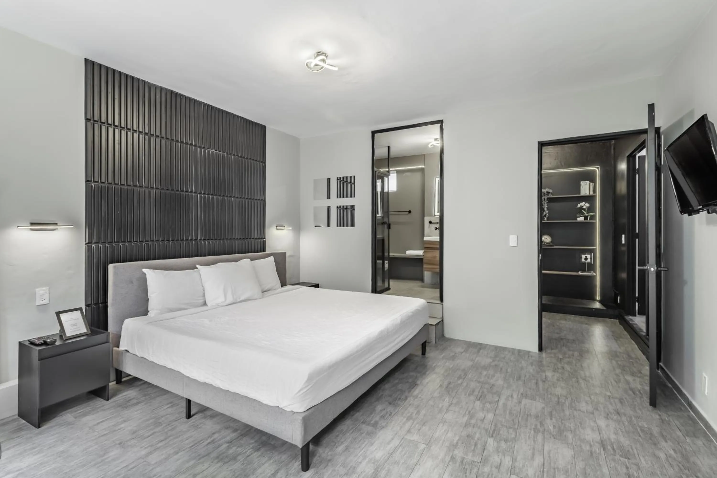 Photo of the whole room, Bed in Singular Goldsmith