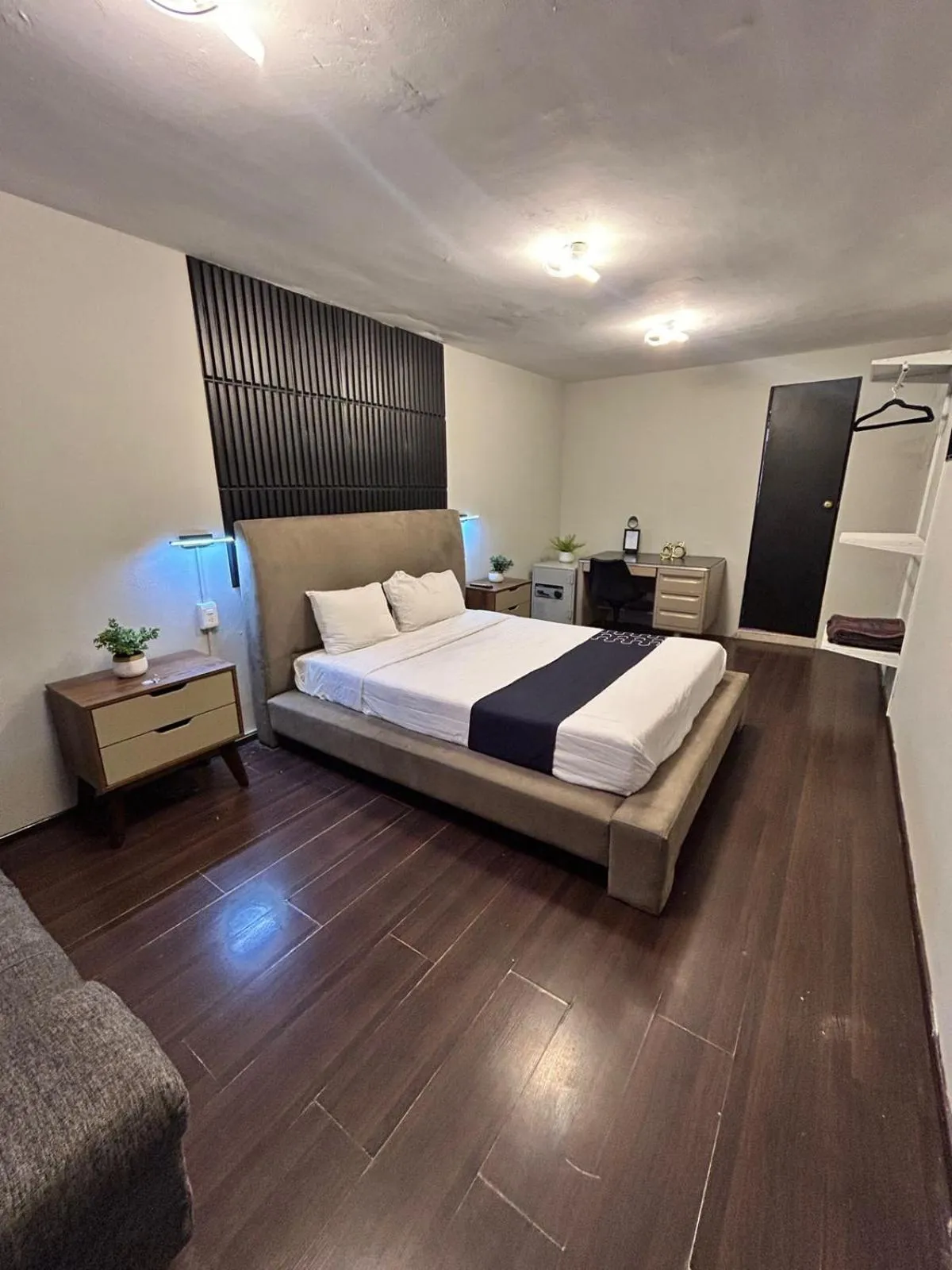 Photo of the whole room, Bed in Singular Goldsmith