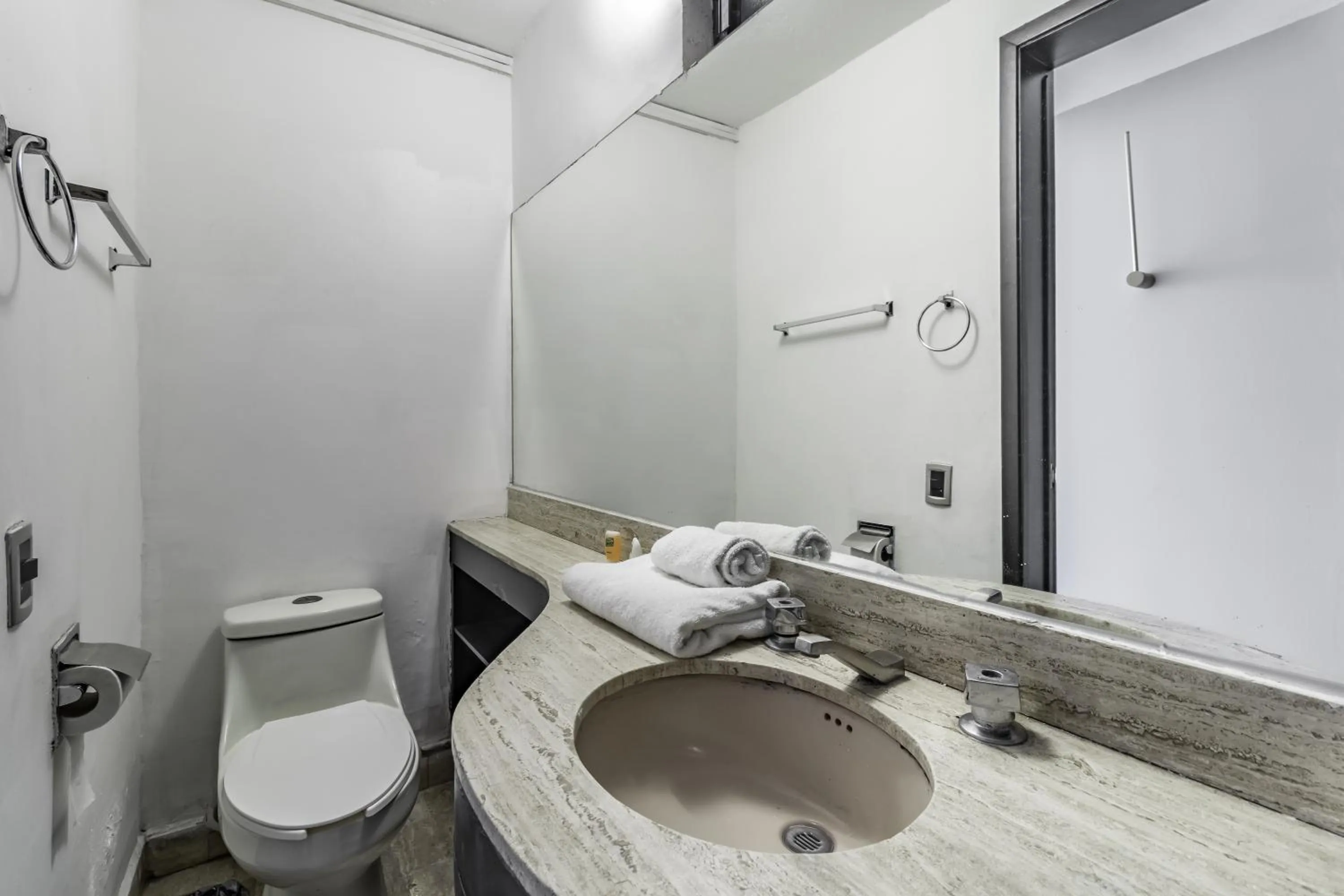 Bathroom in Singular Goldsmith