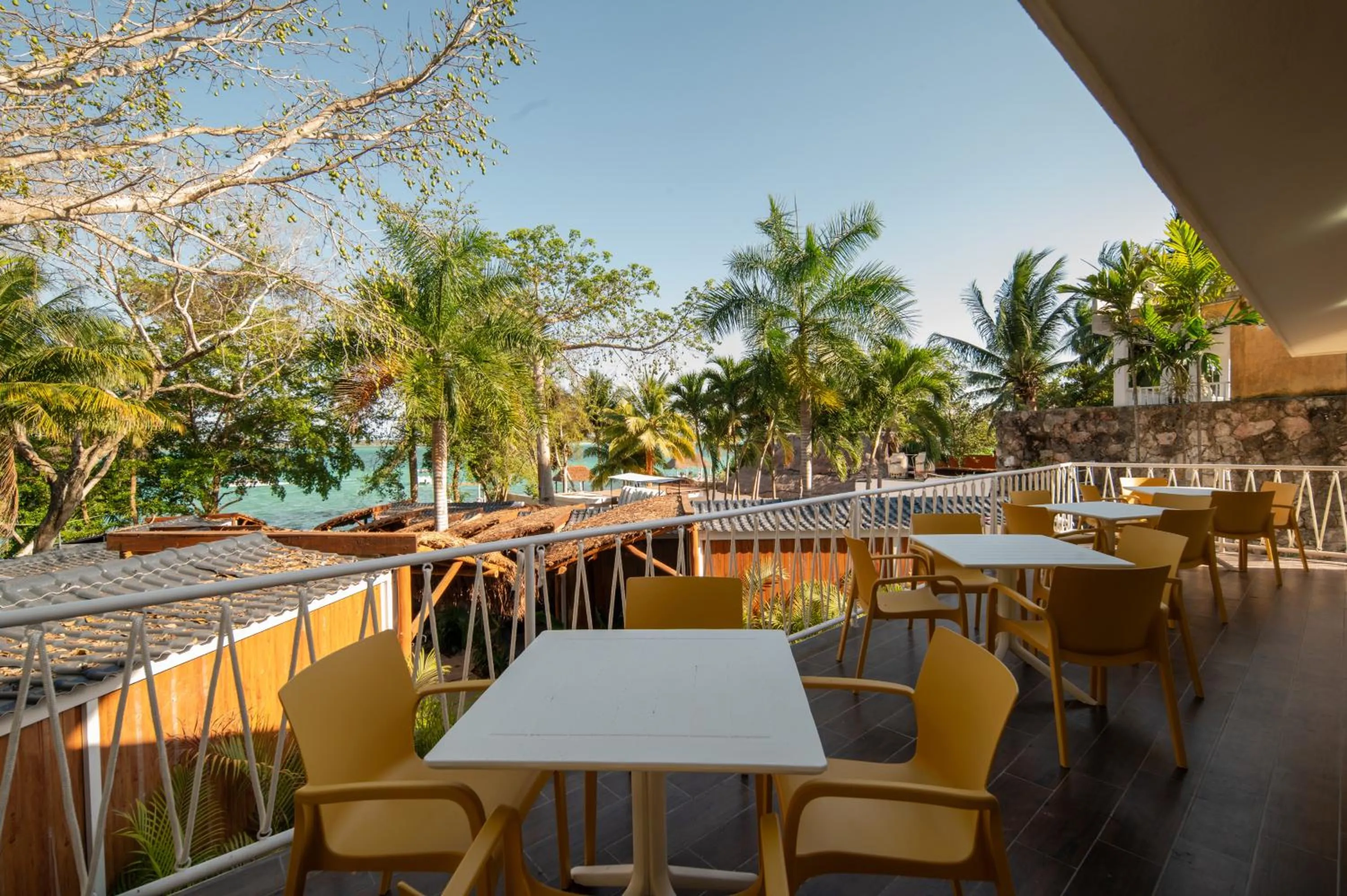 Restaurant/places to eat in Casa Aakal Lagoon Front