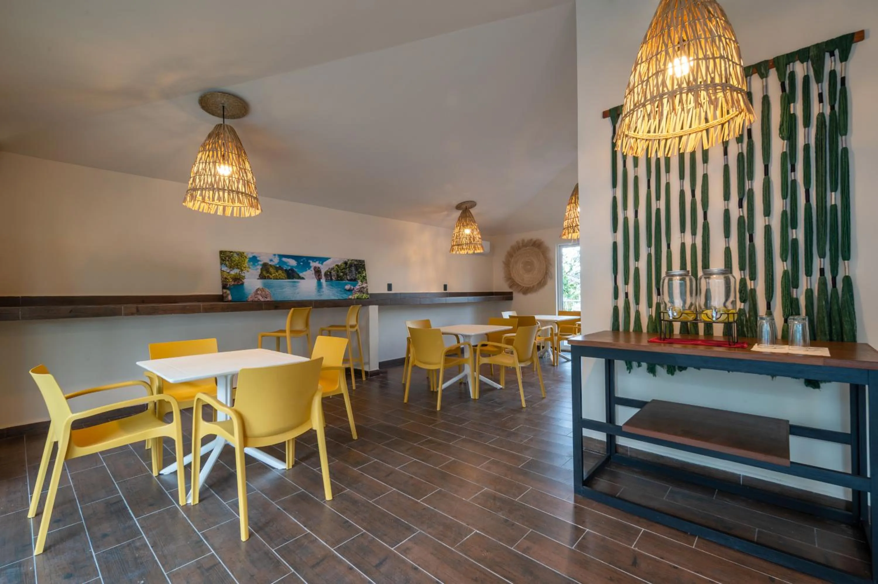 Restaurant/places to eat in Casa Aakal Lagoon Front