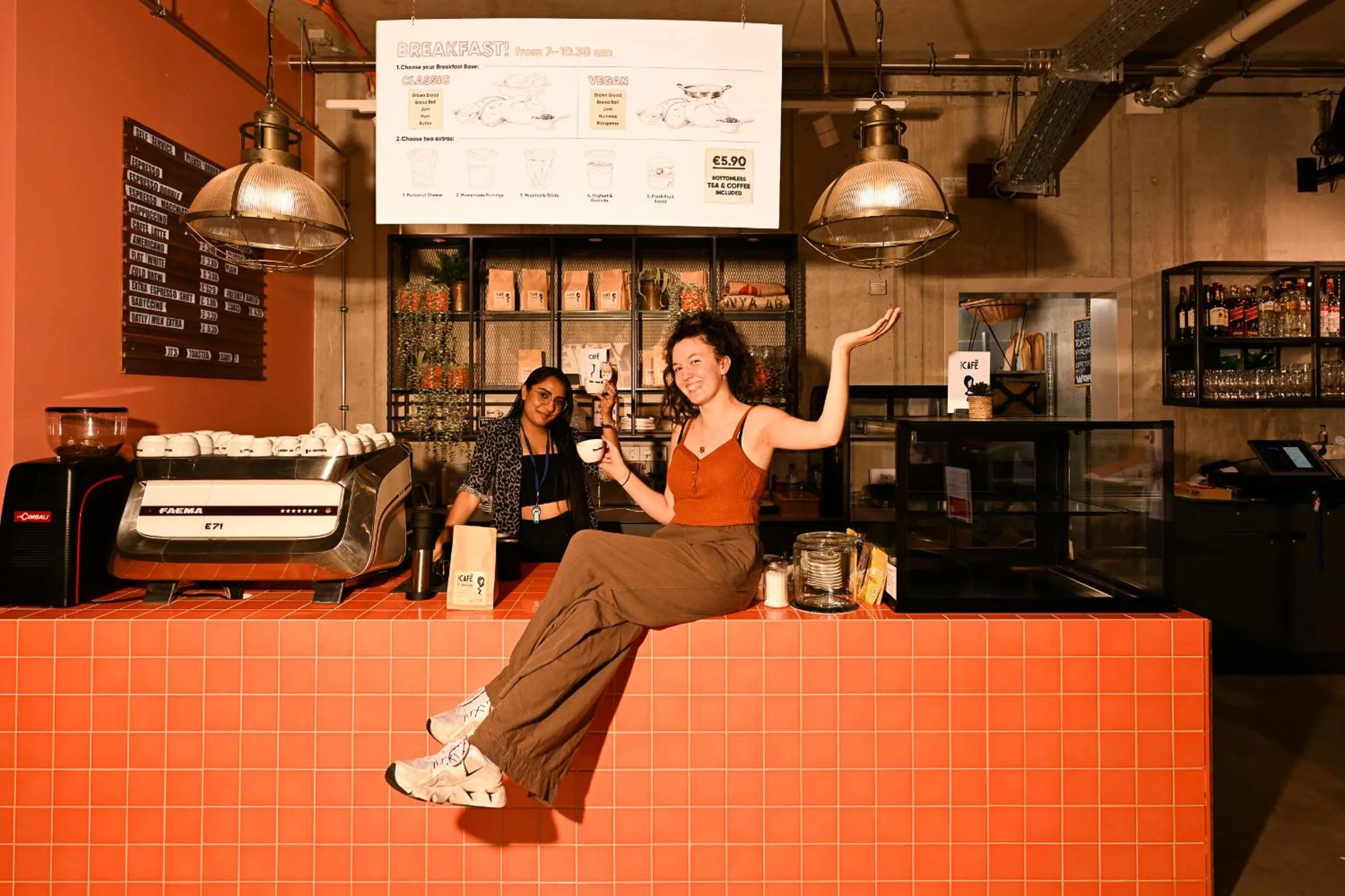 Coffee/tea facilities in Wombat's City Hostel Munich Werksviertel