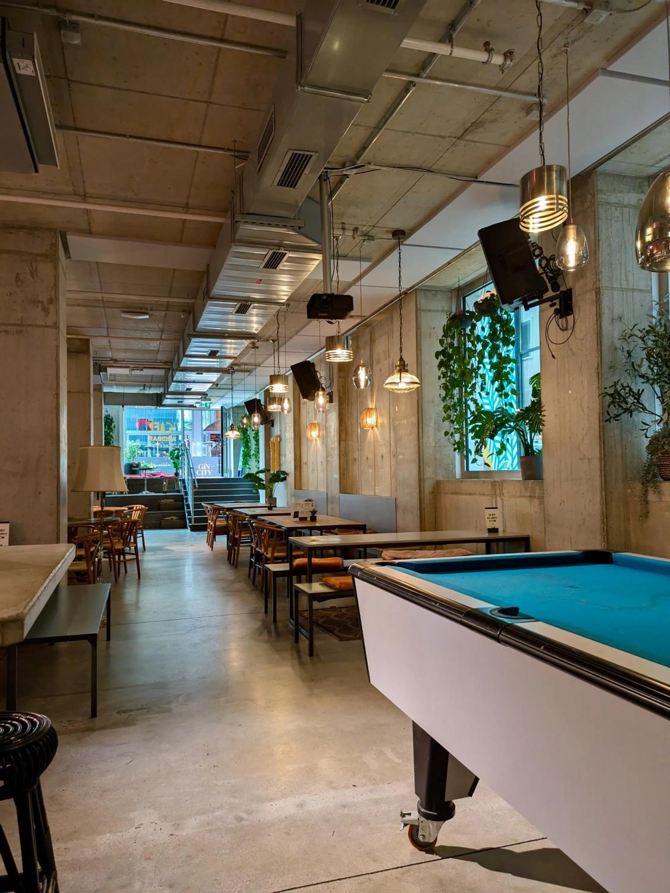 Billiard in Wombat's City Hostel Munich Werksviertel