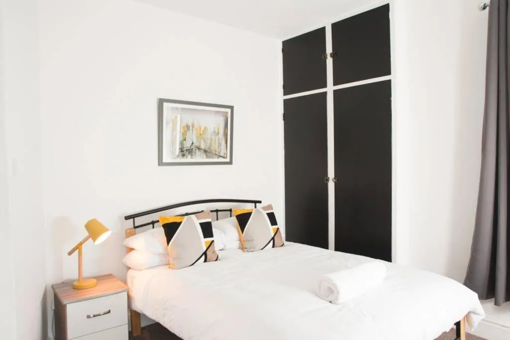 Newport house sleeps 9 - Mycityhaven