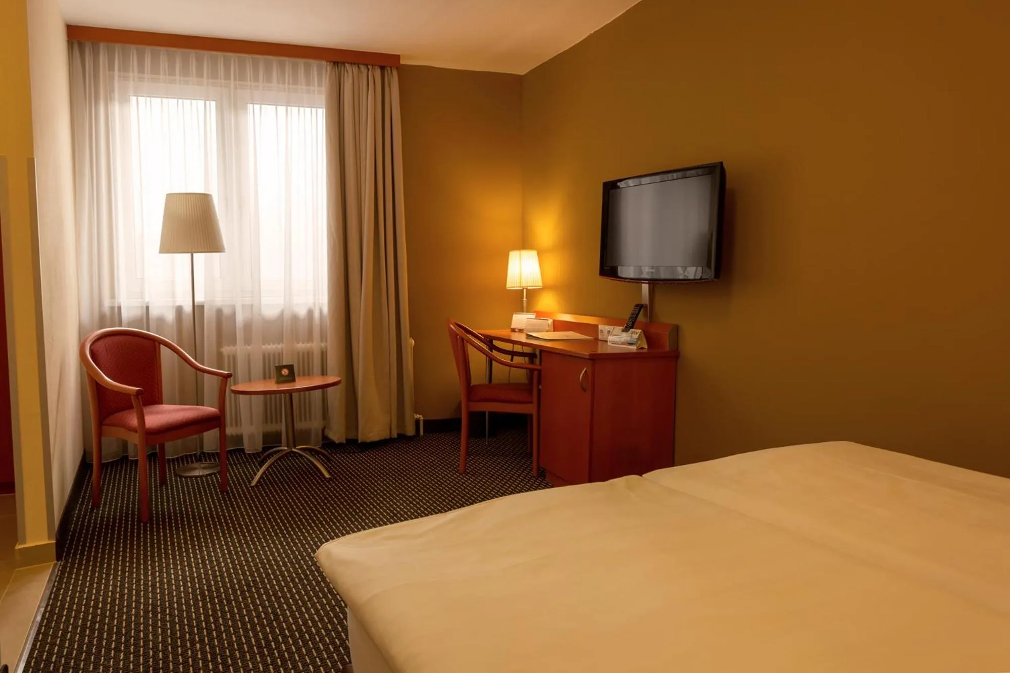 Seating area, Bed in Central Hotel Löwen