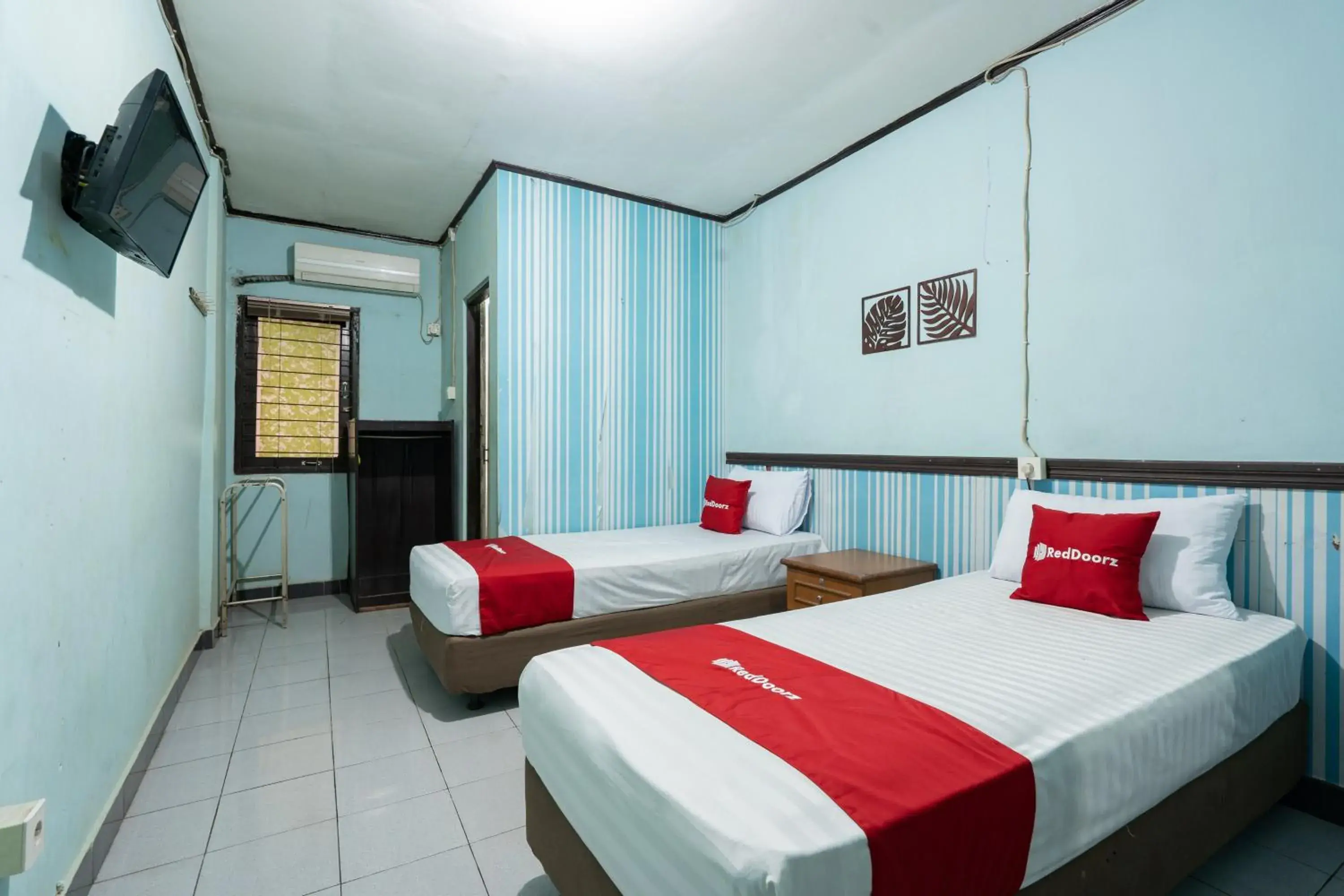 Deluxe Twin Room in RedDoorz Syariah near Pasar Pagi Samarinda Deluxe Twin Room in RedDoorz Syariah near Pasar Pagi Samarinda