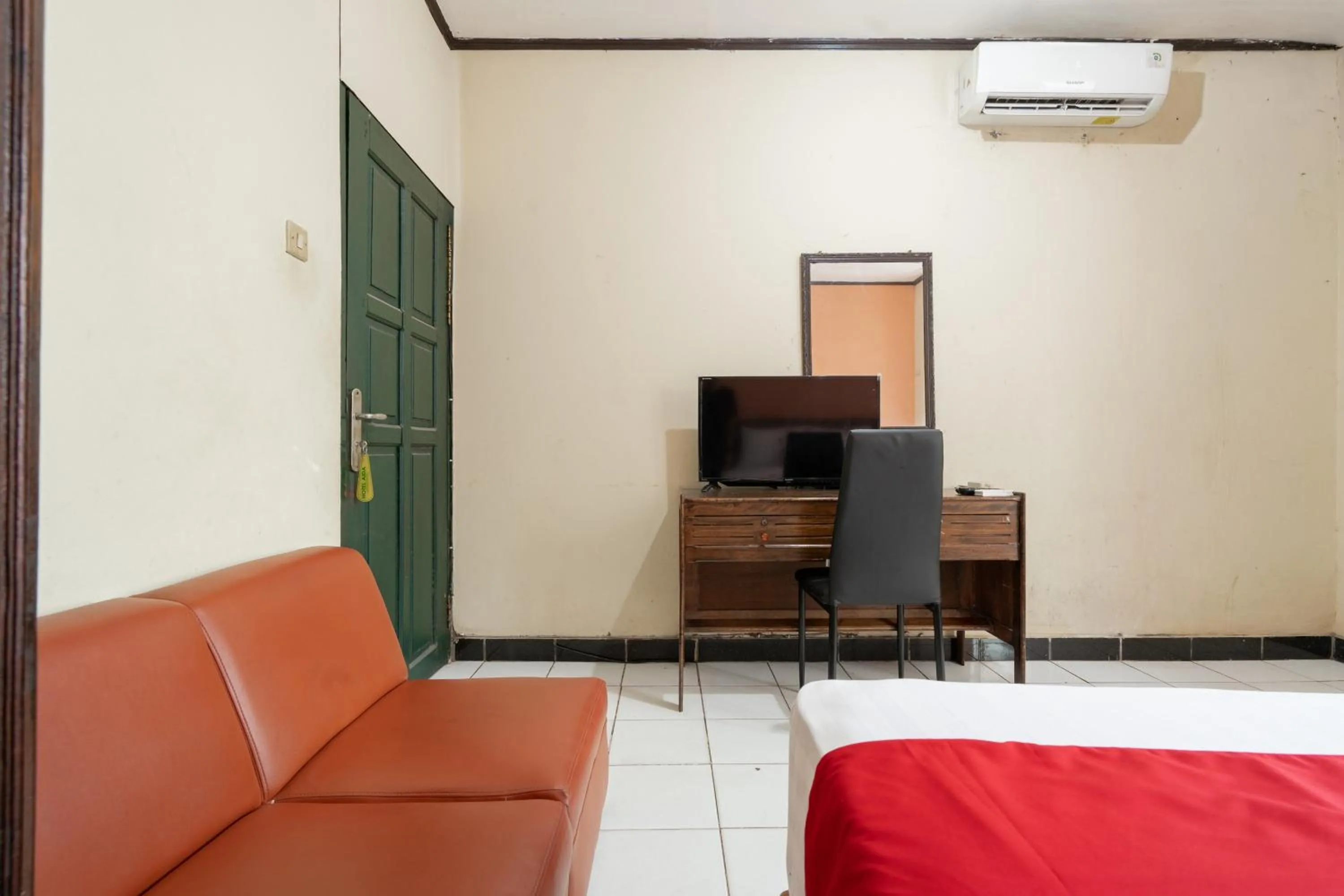 TV and multimedia in RedDoorz Syariah near Pasar Pagi Samarinda