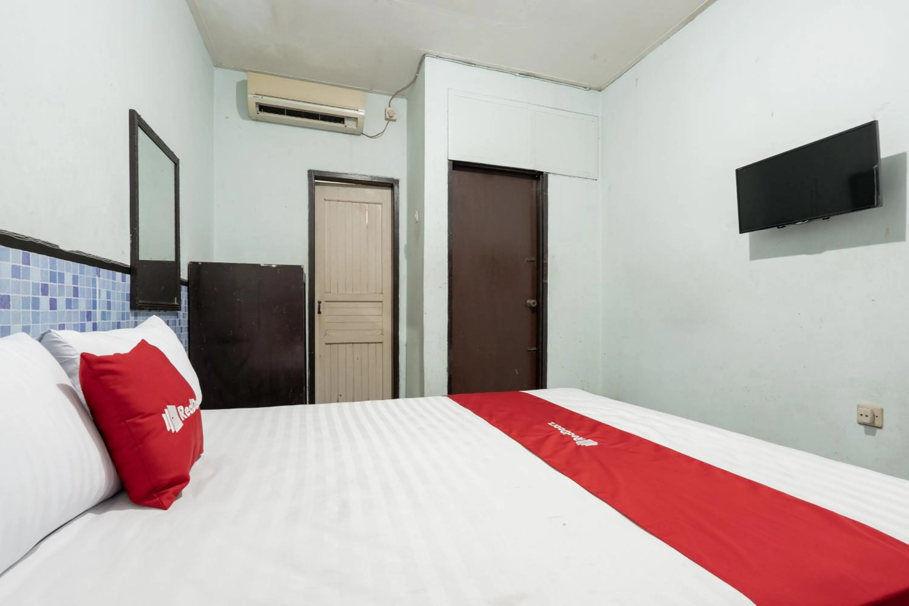 Bedroom, Bed in RedDoorz Syariah near Pasar Pagi Samarinda