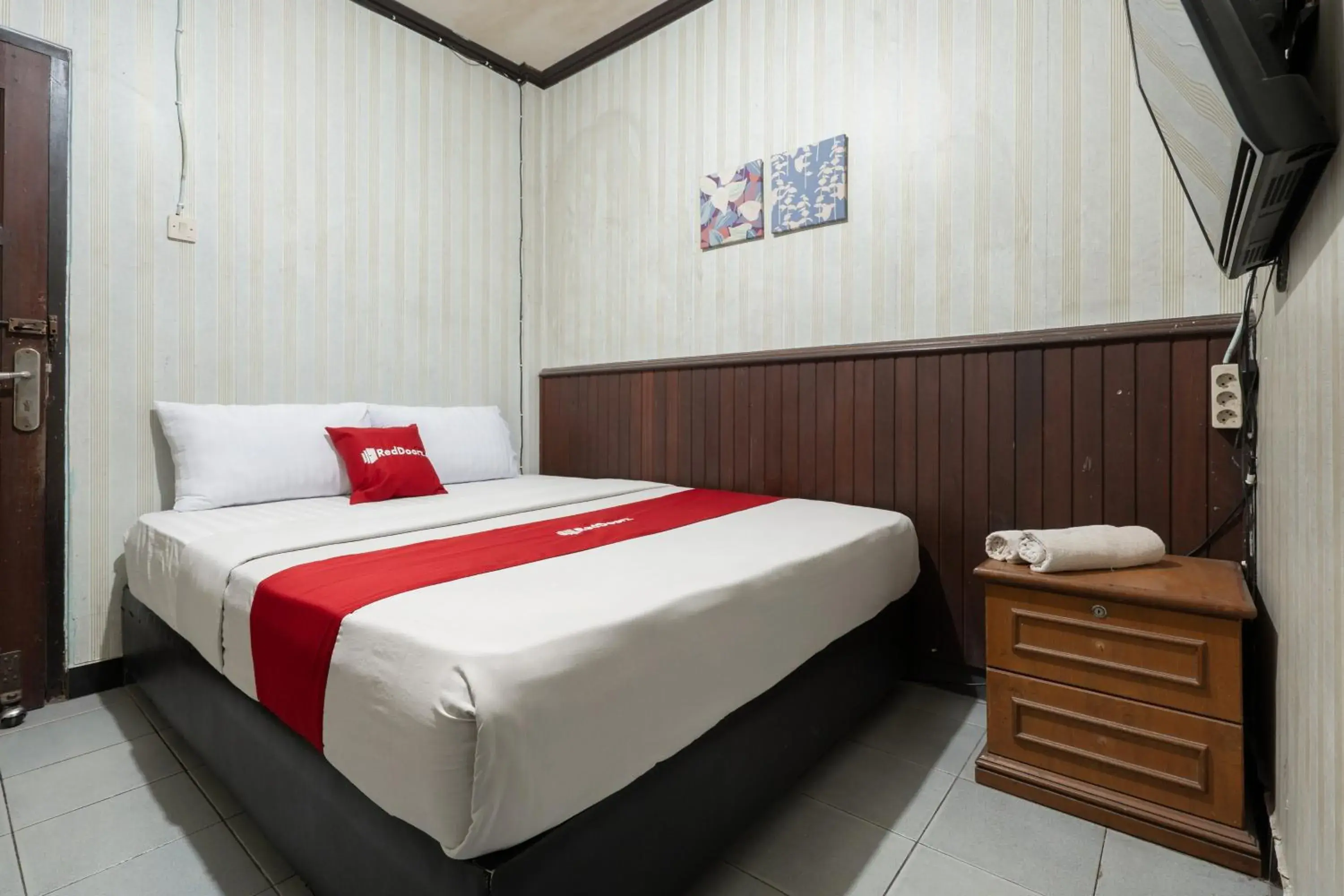 Deluxe Double Room in RedDoorz Syariah near Pasar Pagi Samarinda Deluxe Double Room in RedDoorz Syariah near Pasar Pagi Samarinda