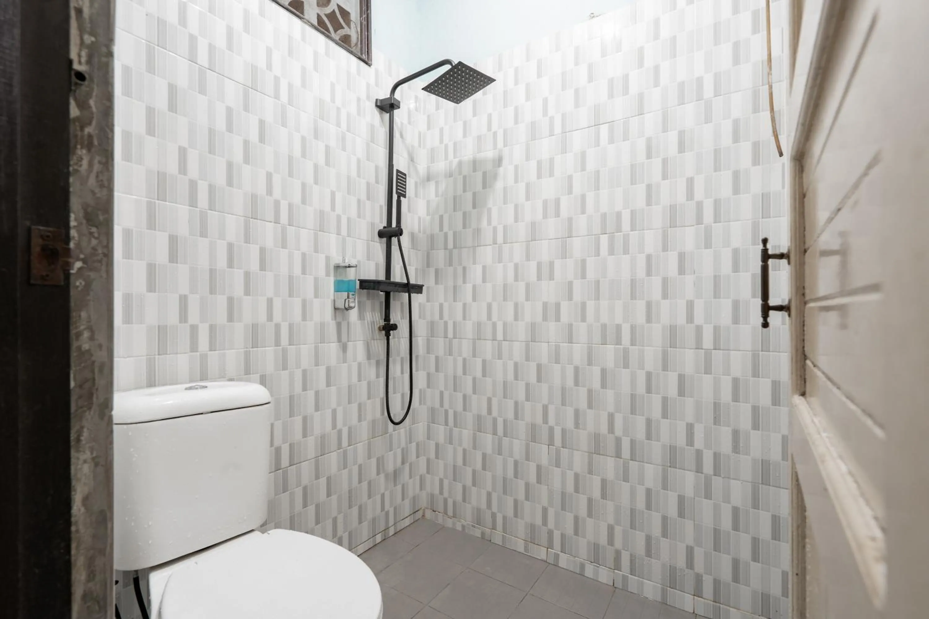 Bathroom in RedDoorz Syariah near Pasar Pagi Samarinda