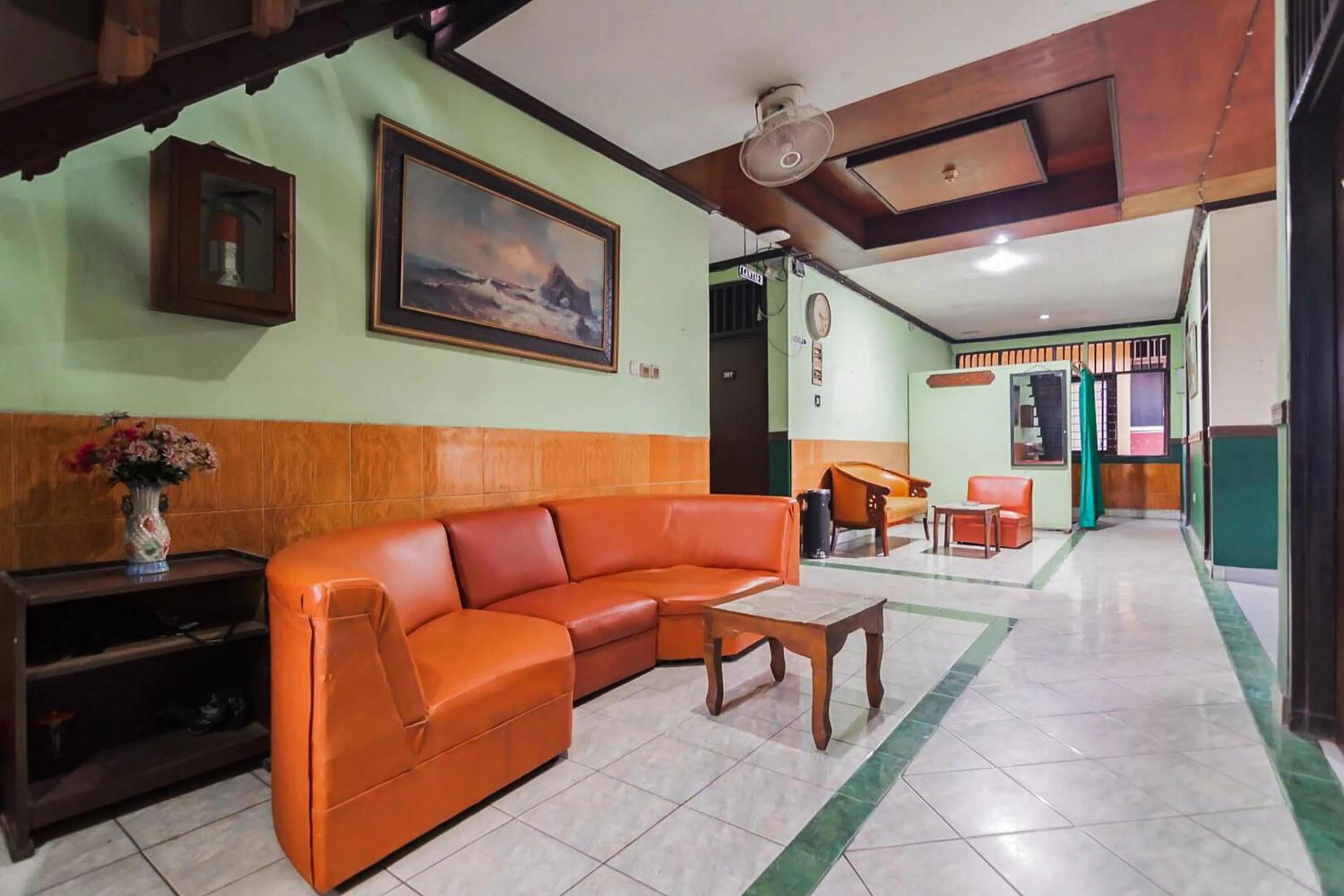 Seating area in RedDoorz Syariah near Pasar Pagi Samarinda