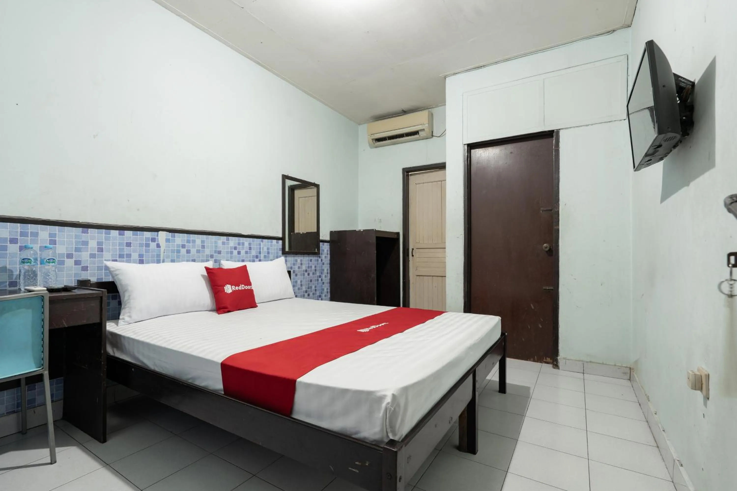 Bedroom, Bed in RedDoorz Syariah near Pasar Pagi Samarinda