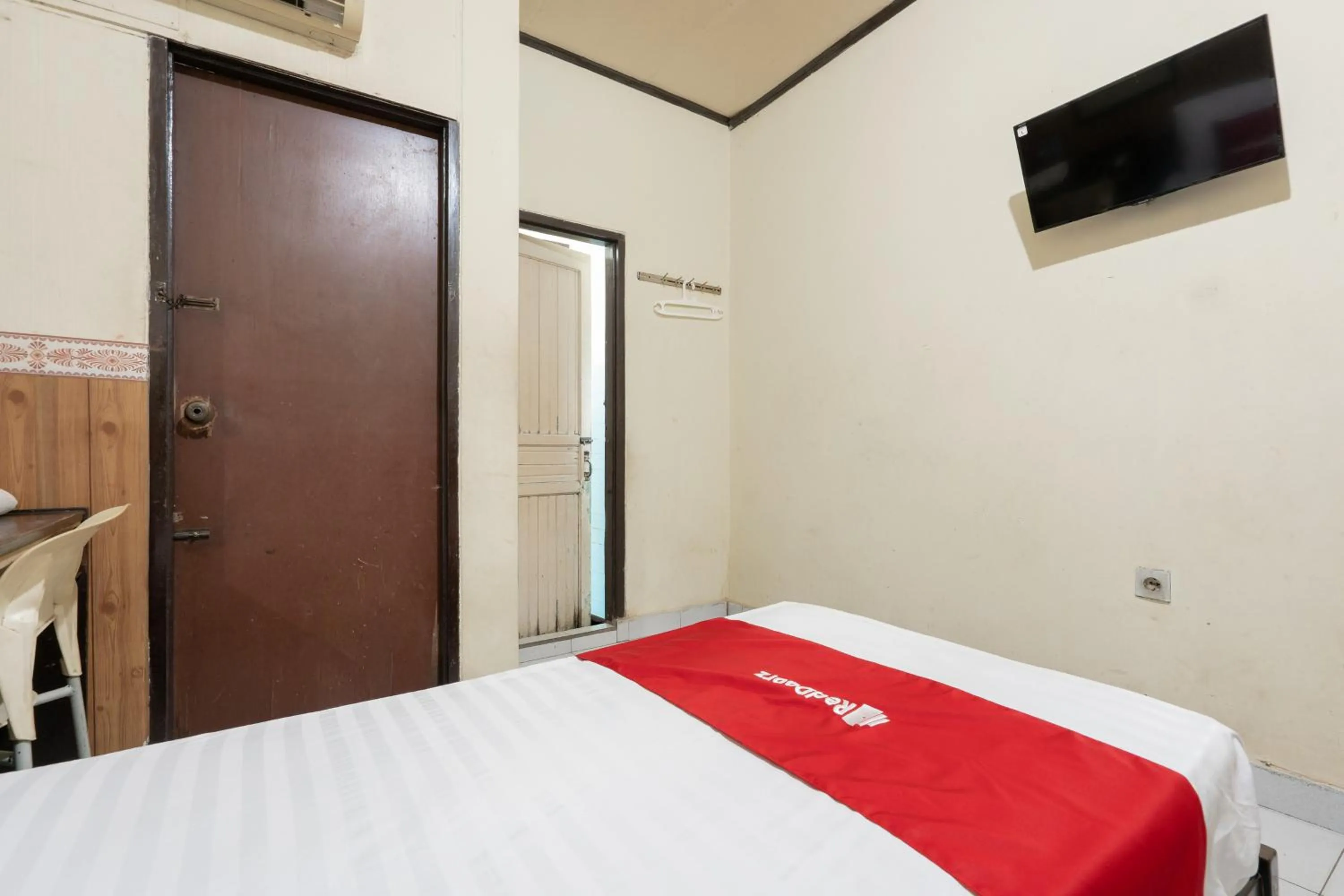 TV and multimedia, Bed in RedDoorz Syariah near Pasar Pagi Samarinda