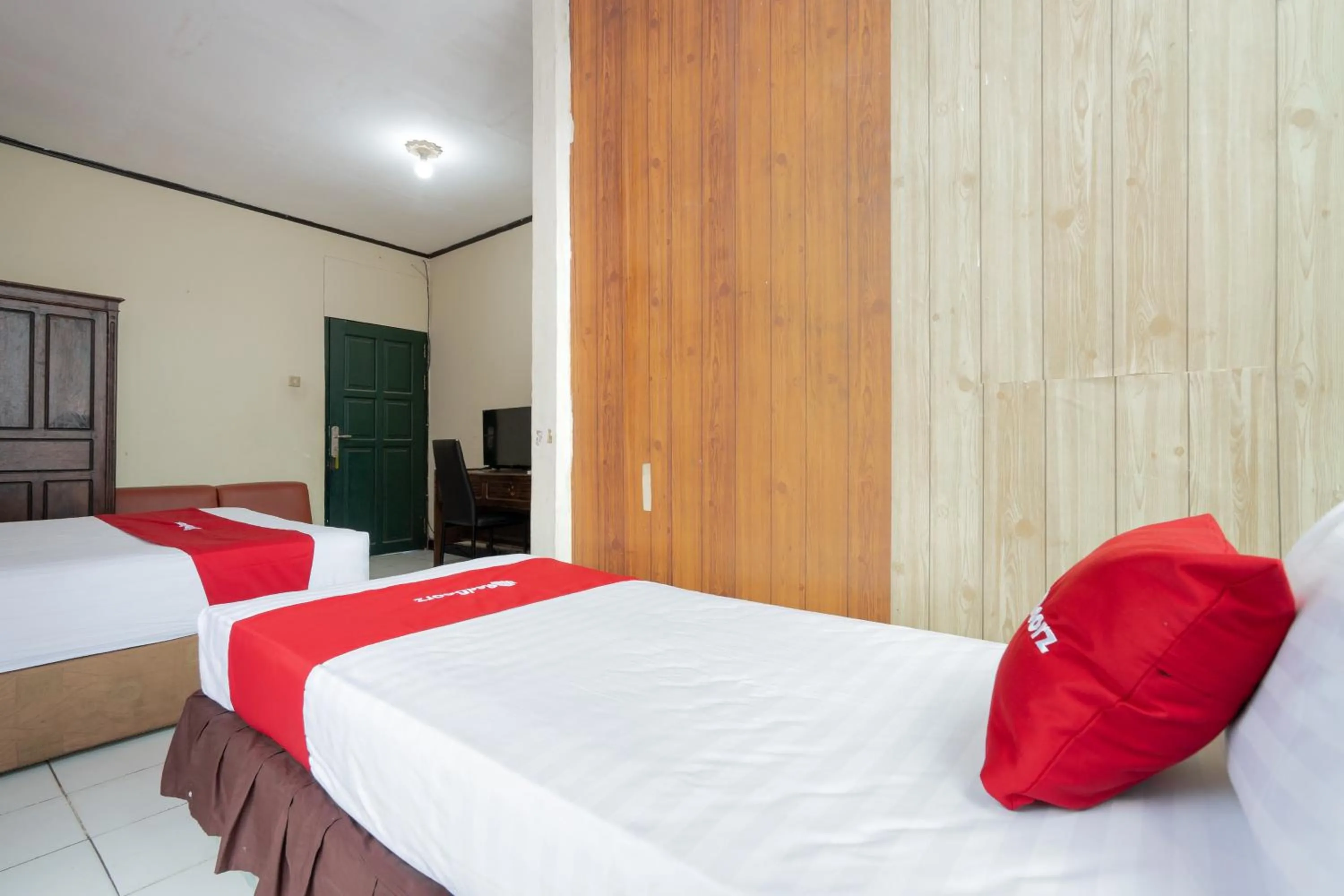 Bedroom, Bed in RedDoorz Syariah near Pasar Pagi Samarinda