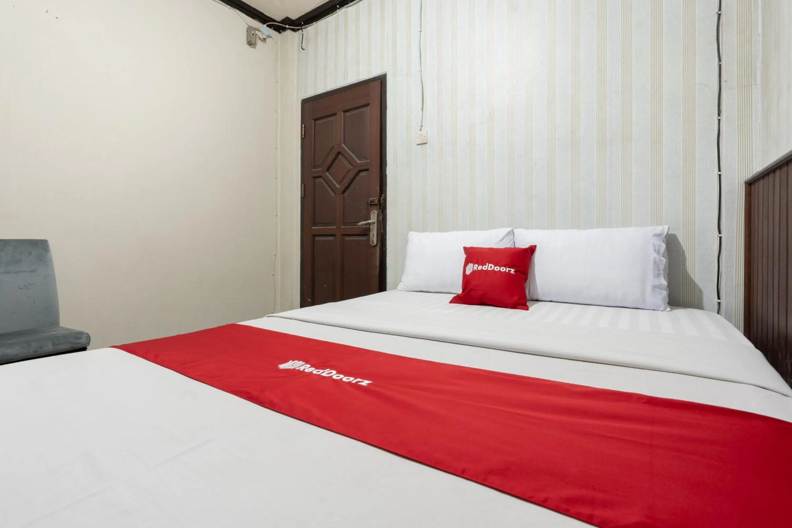 Bedroom, Bed in RedDoorz Syariah near Pasar Pagi Samarinda
