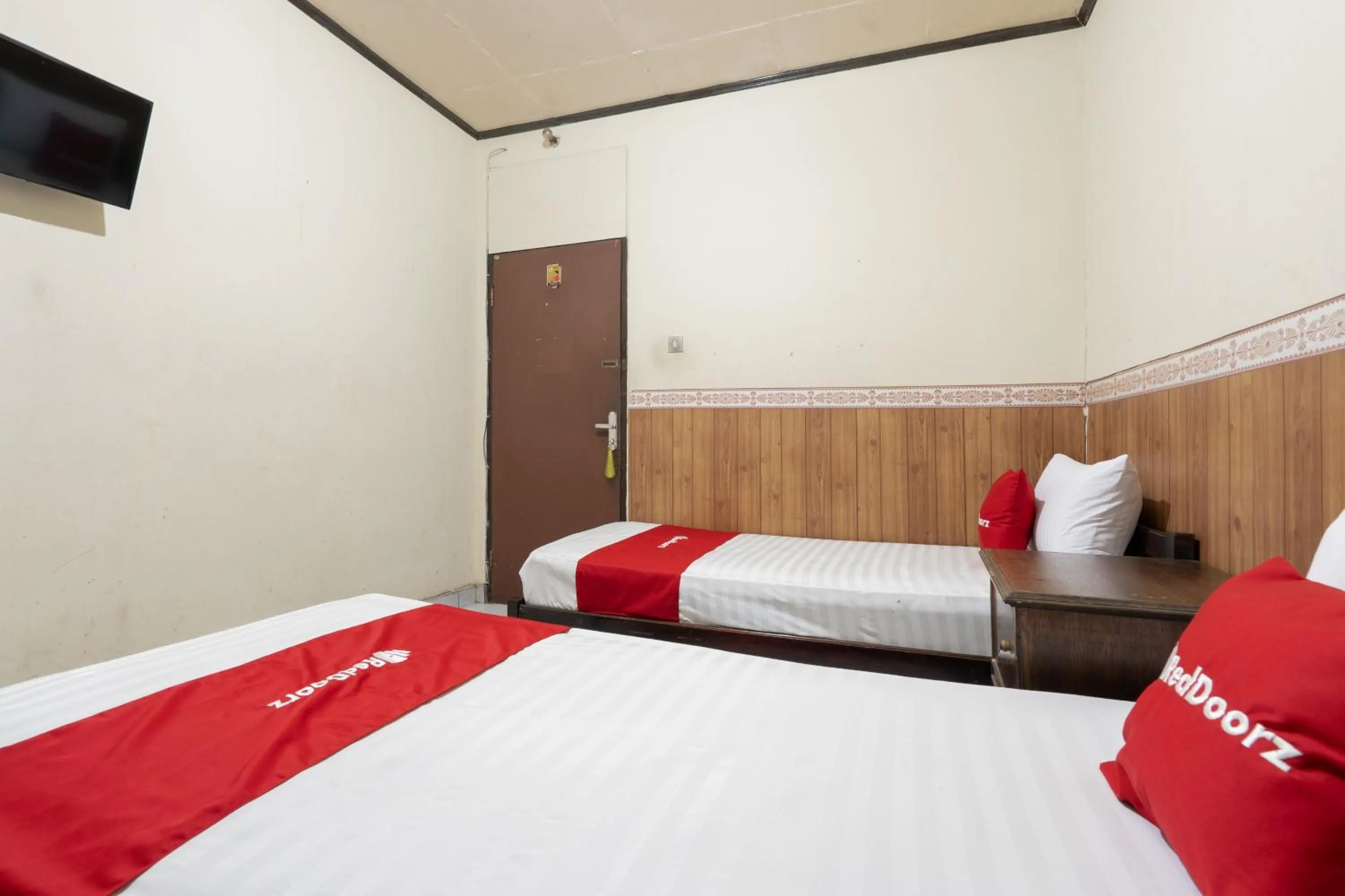 TV and multimedia, Bed in RedDoorz Syariah near Pasar Pagi Samarinda