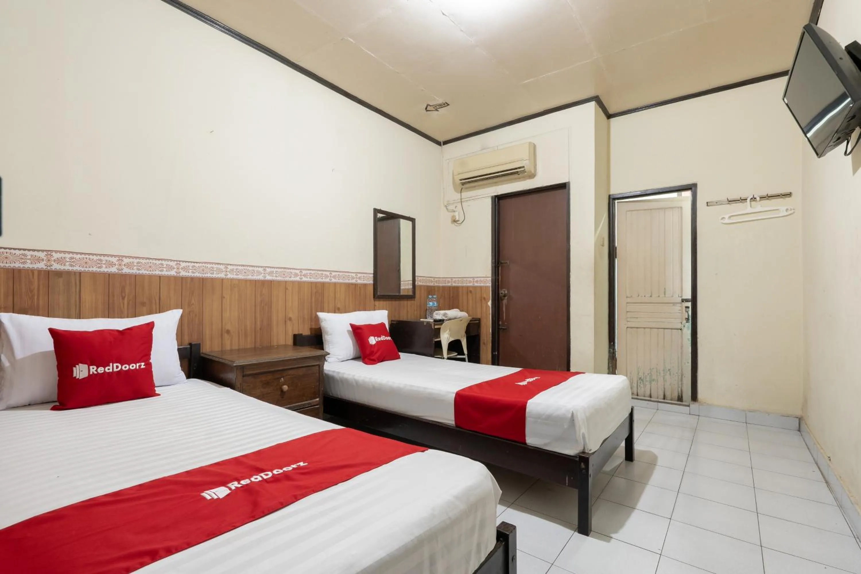 Bedroom, Bed in RedDoorz Syariah near Pasar Pagi Samarinda