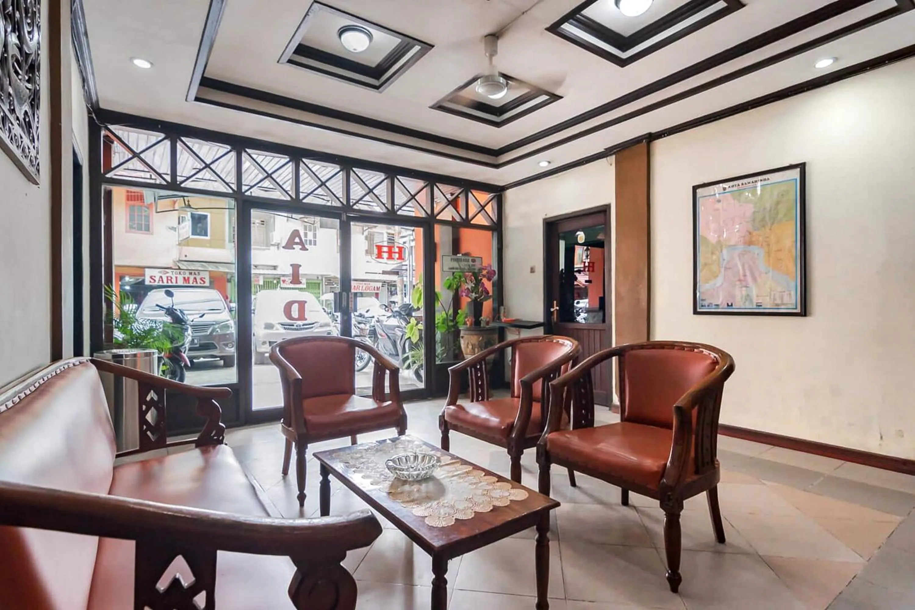 Seating area in RedDoorz Syariah near Pasar Pagi Samarinda