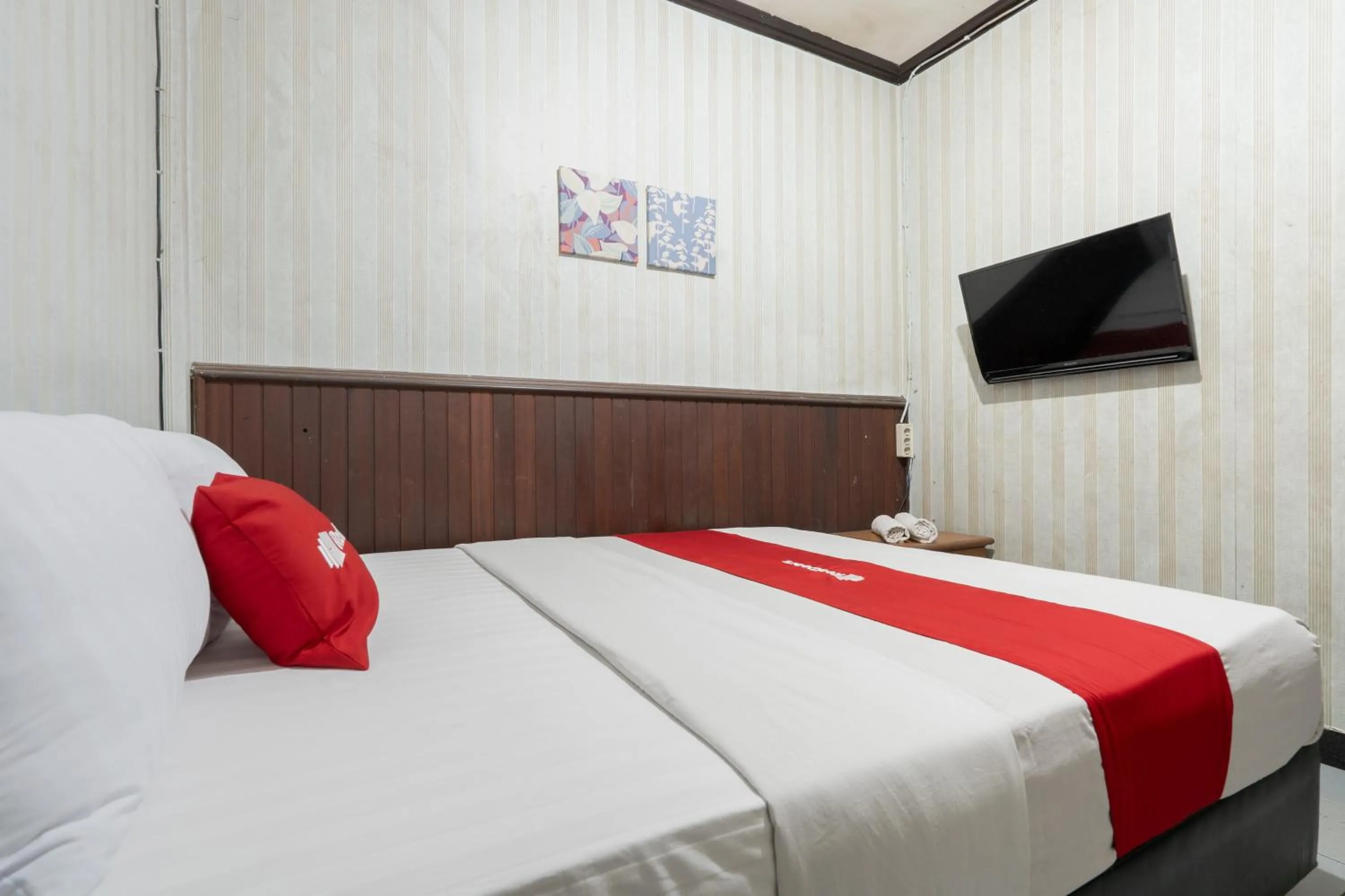 TV and multimedia, Bed in RedDoorz Syariah near Pasar Pagi Samarinda