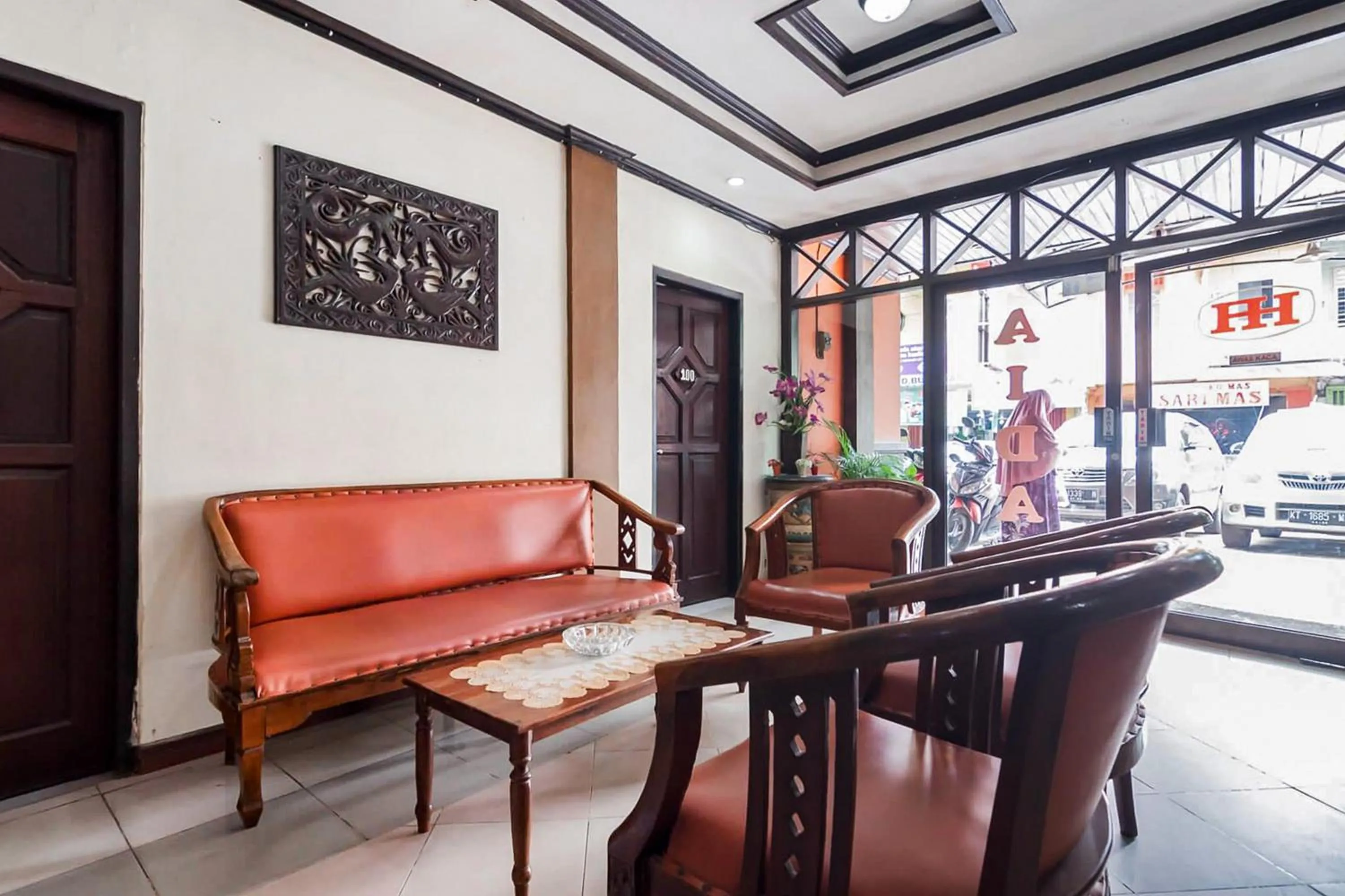 Seating area in RedDoorz Syariah near Pasar Pagi Samarinda