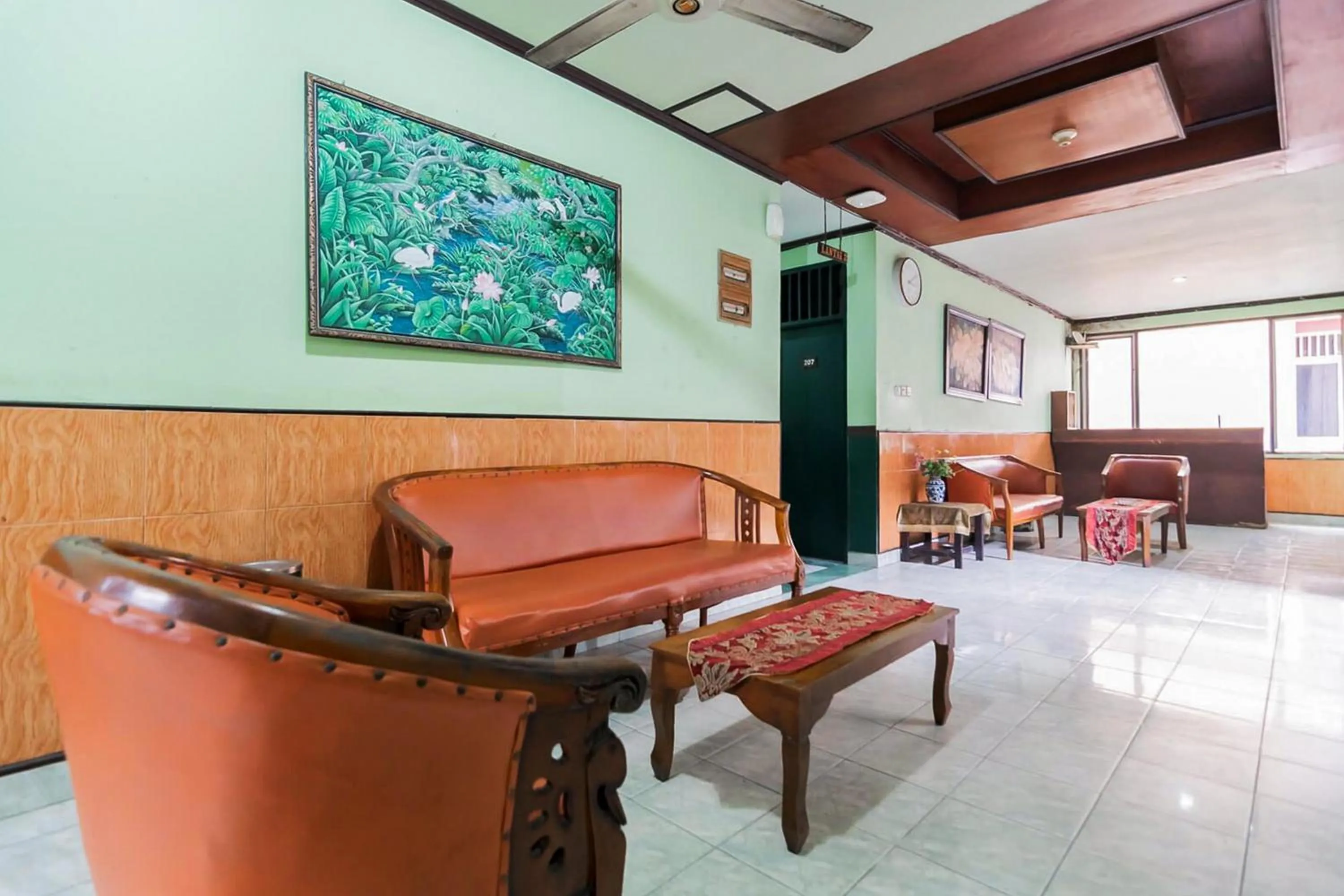 Seating area in RedDoorz Syariah near Pasar Pagi Samarinda
