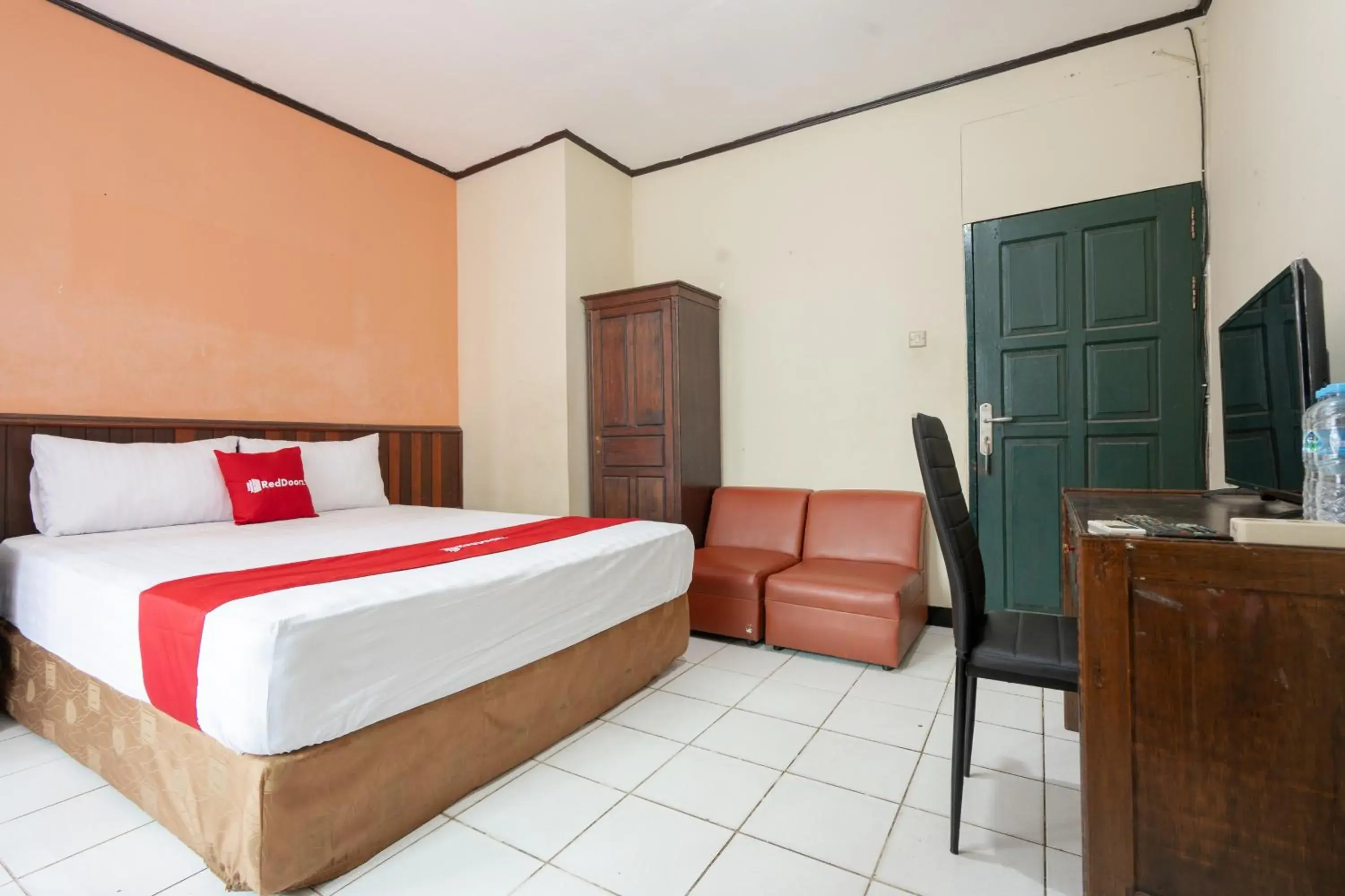 Family Room in RedDoorz Syariah near Pasar Pagi Samarinda Family Room in RedDoorz Syariah near Pasar Pagi Samarinda