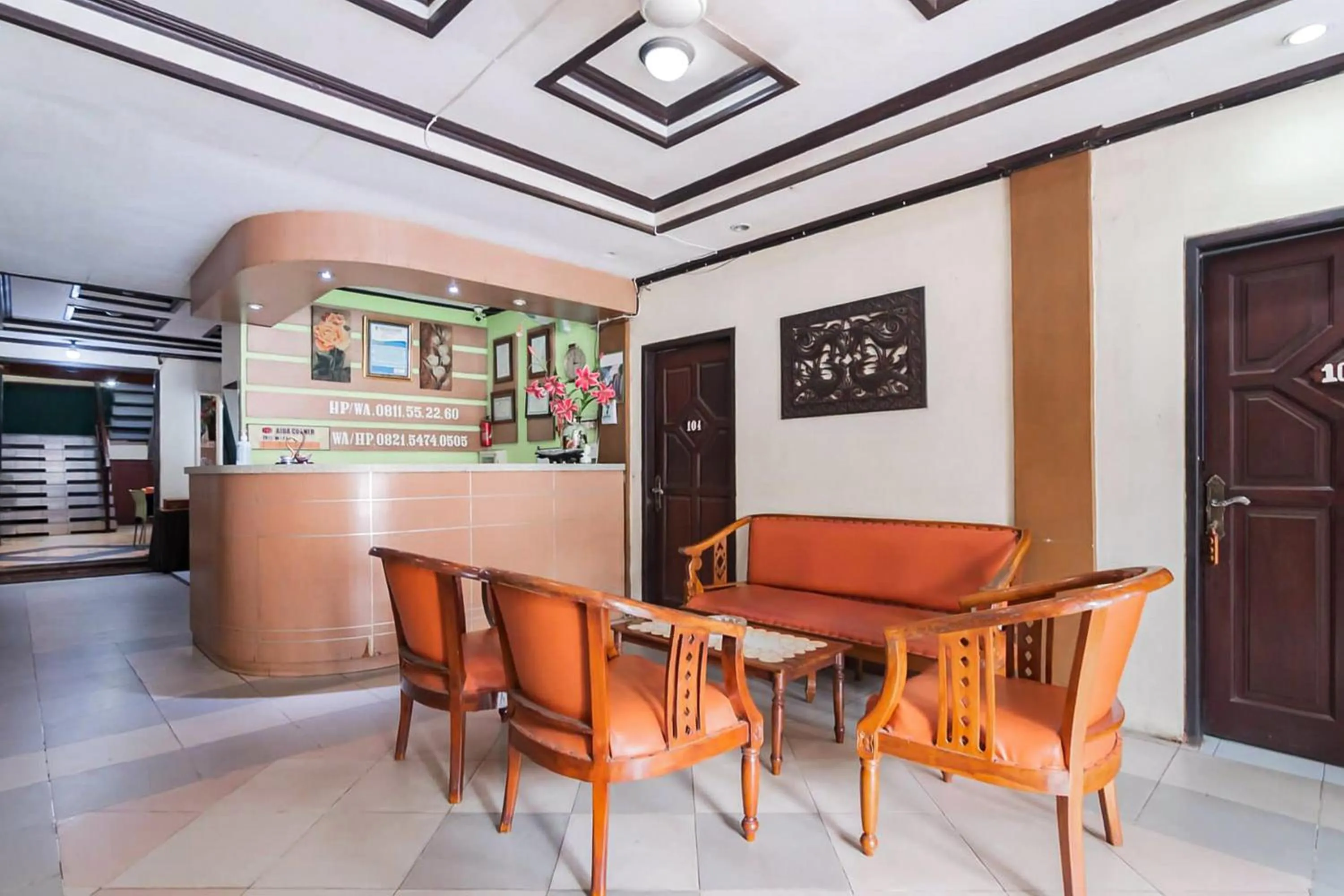 Seating area in RedDoorz Syariah near Pasar Pagi Samarinda