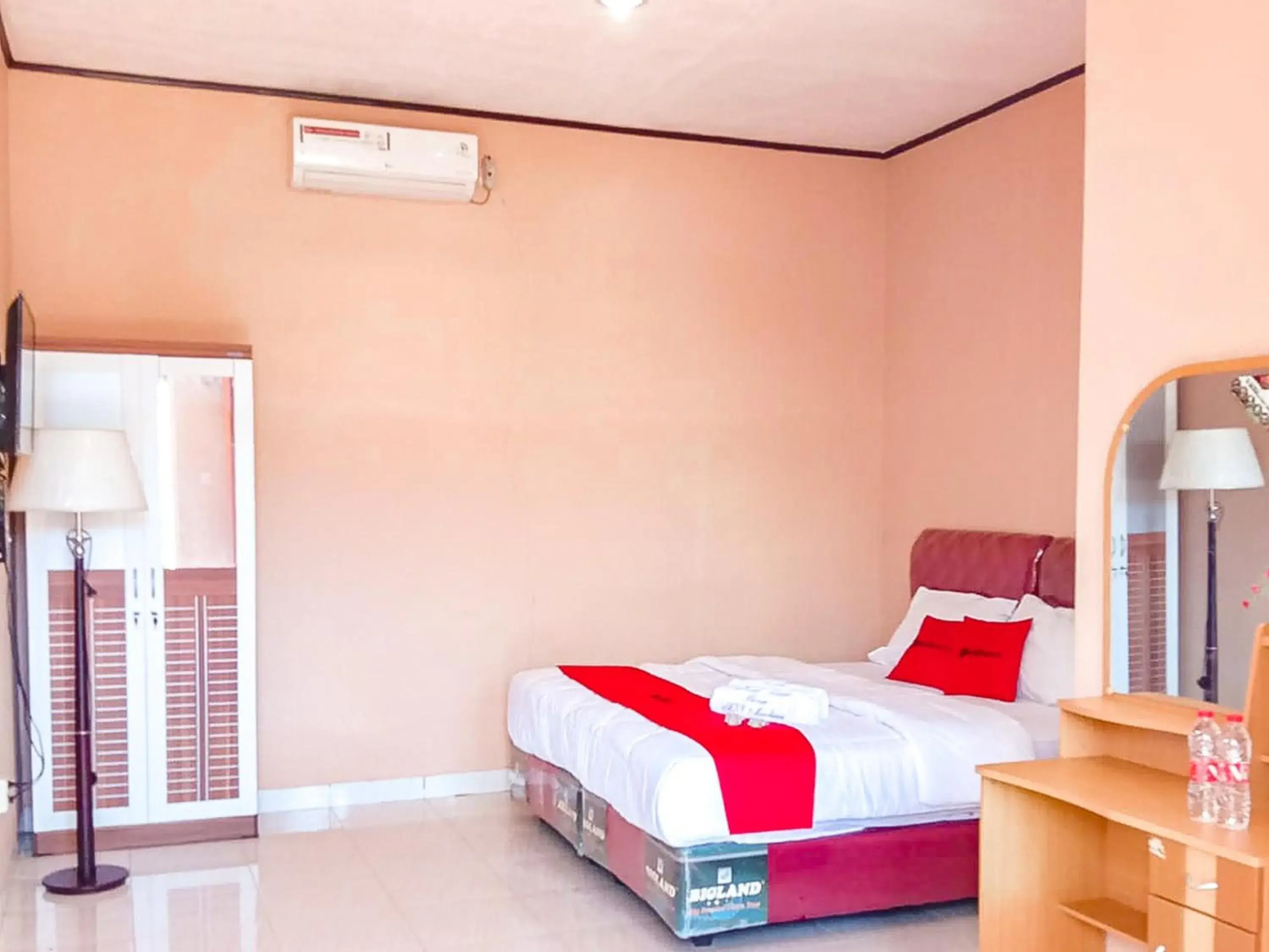 Bed in RedDoorz near Reremi Pemancar Manokwari Bed in RedDoorz near Reremi Pemancar Manokwari