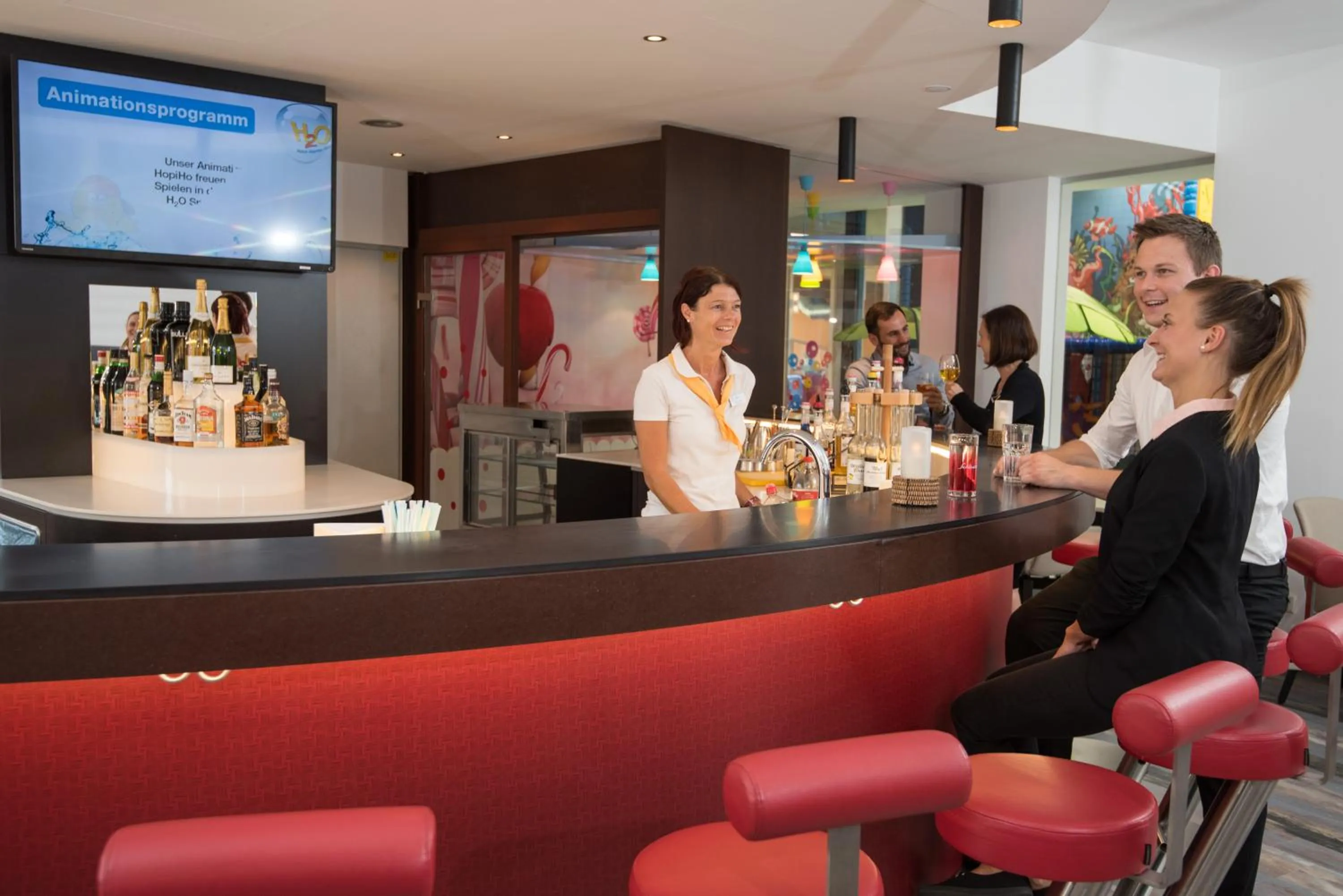 Lounge or bar in H2O Hotel-Therme-Resort, 3 Sterne superior, für Familien mit Kindern
