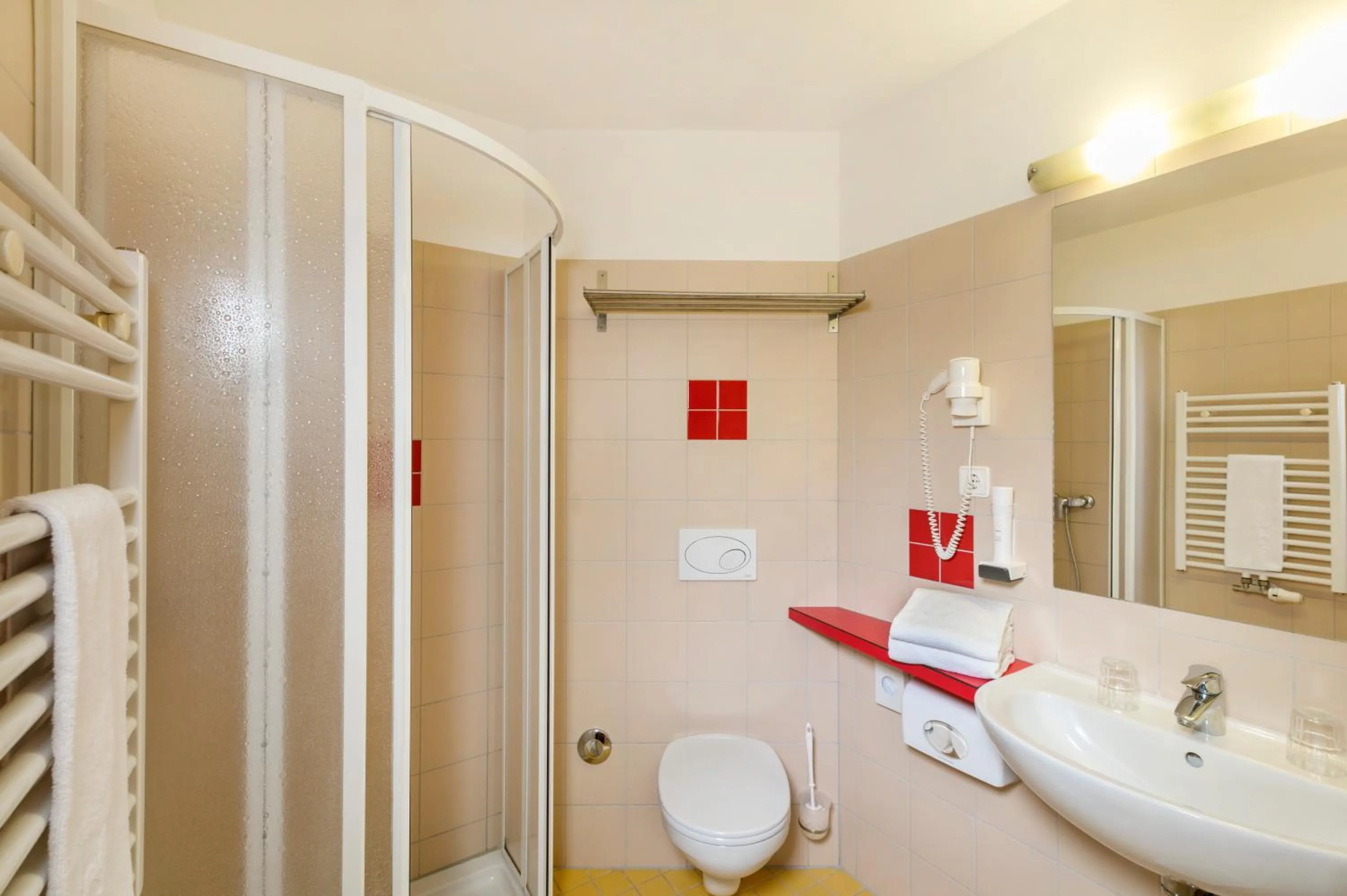 Bathroom in H2O Hotel-Therme-Resort, 3 Sterne superior, für Familien mit Kindern