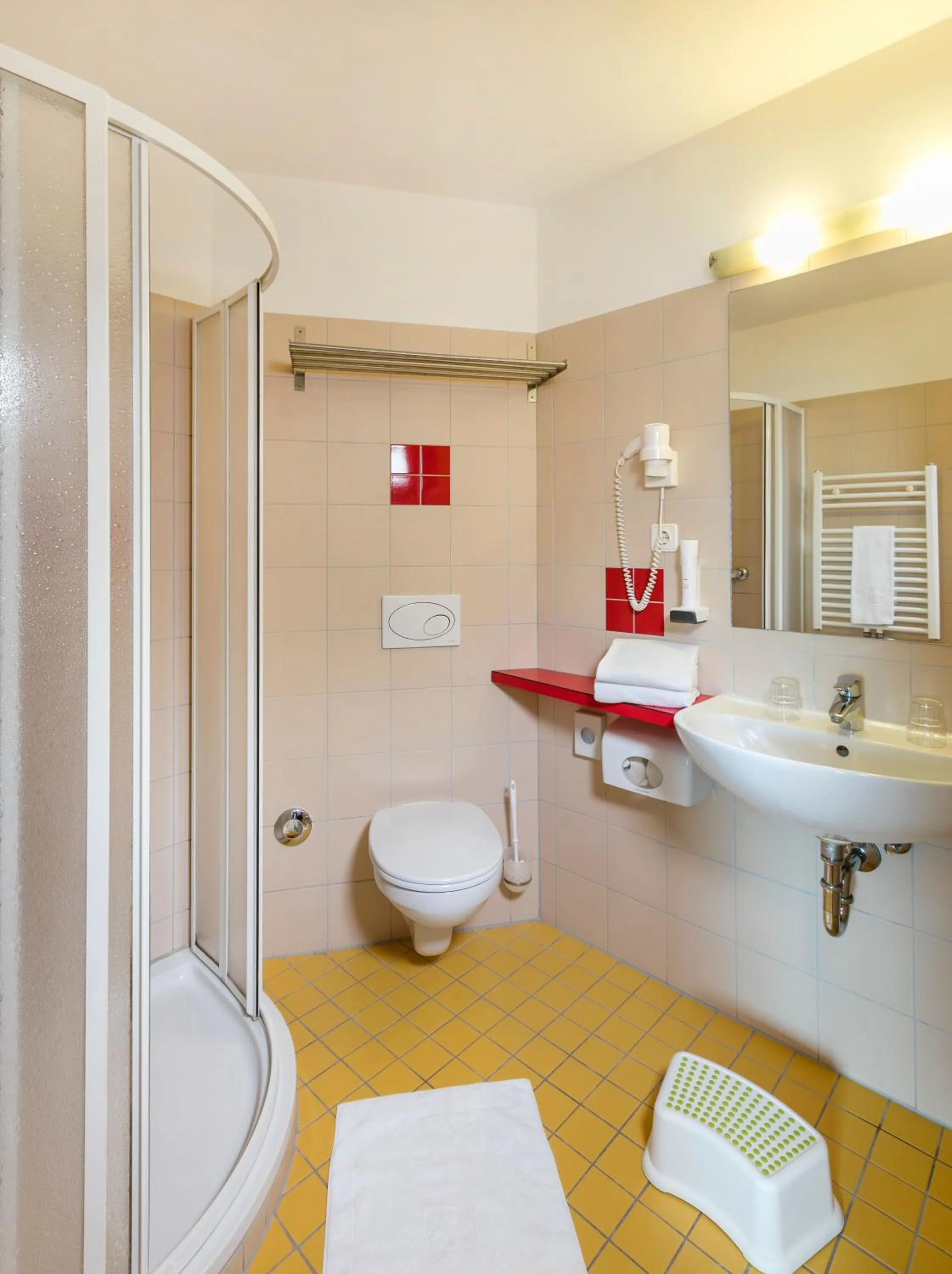 Toilet in H2O Hotel-Therme-Resort, 3 Sterne superior, für Familien mit Kindern