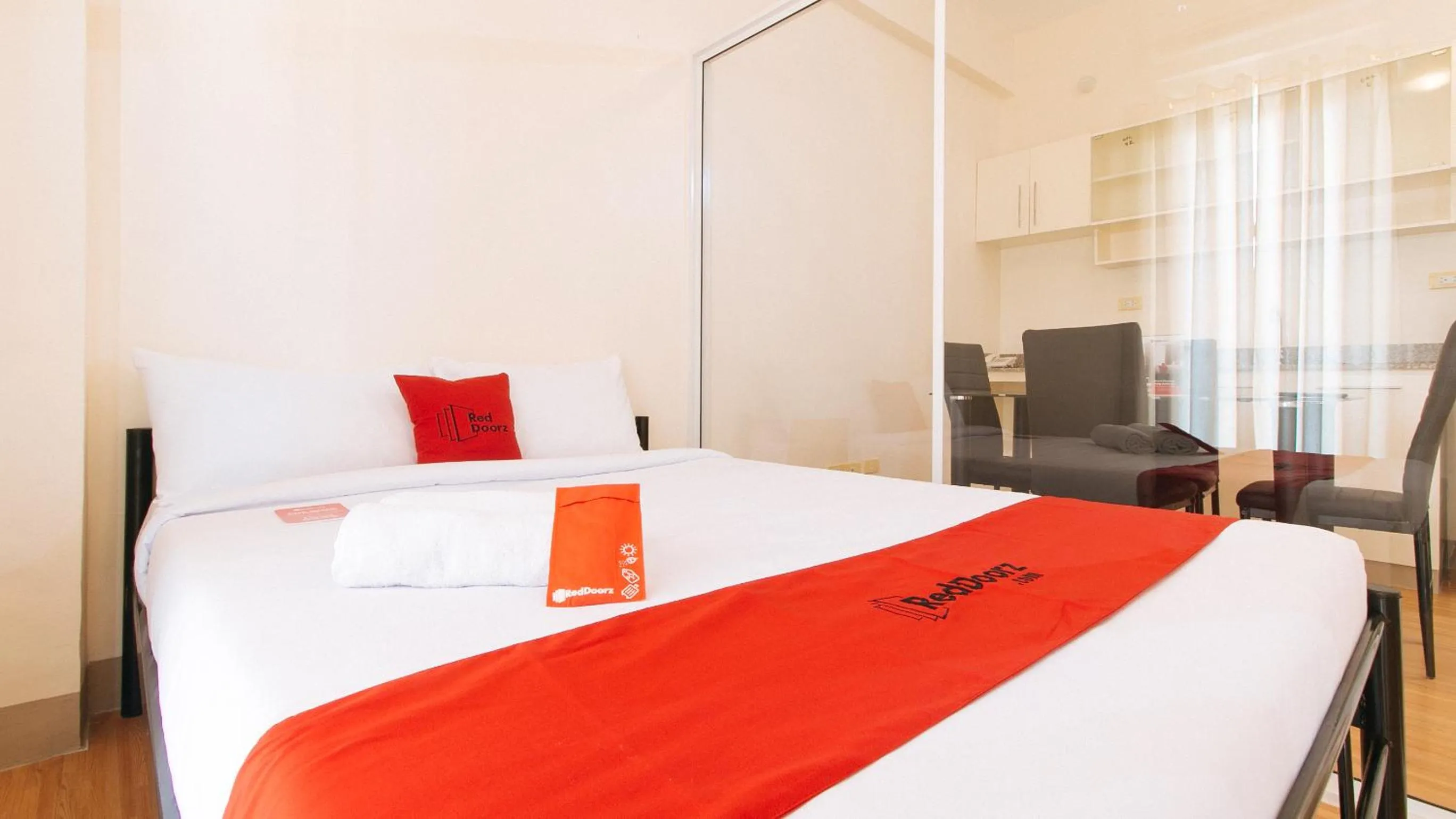 Bed in RedDoorz Plus at Alpina Heights Paranaque