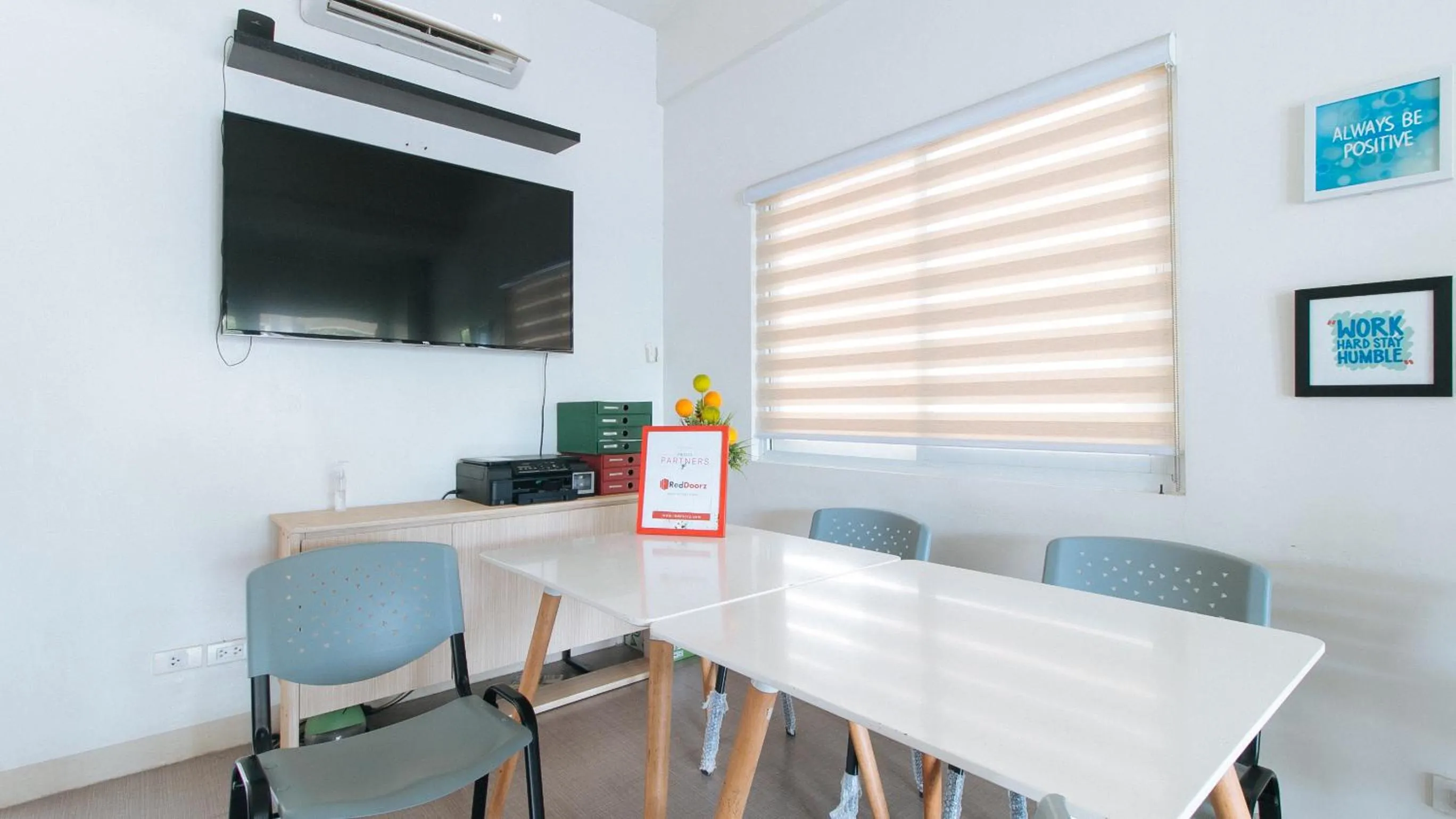 TV and multimedia in RedDoorz Plus at Alpina Heights Paranaque