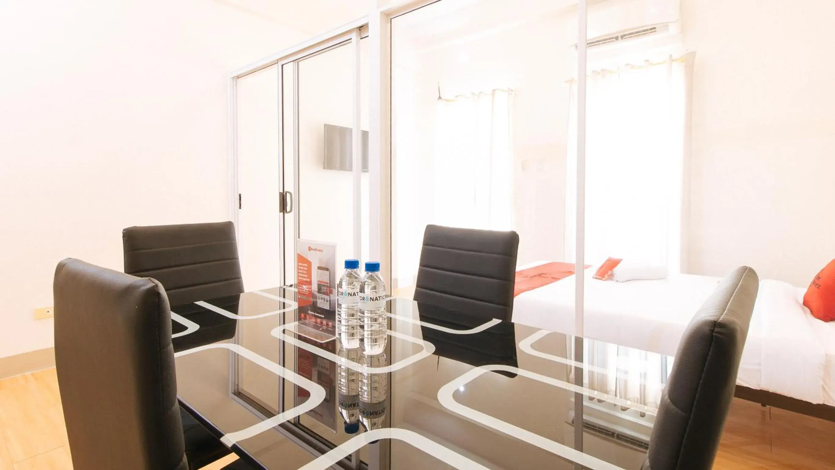 Seating area, Bed in RedDoorz Plus at Alpina Heights Paranaque Seating area, Bed in RedDoorz Plus at Alpina Heights Paranaque