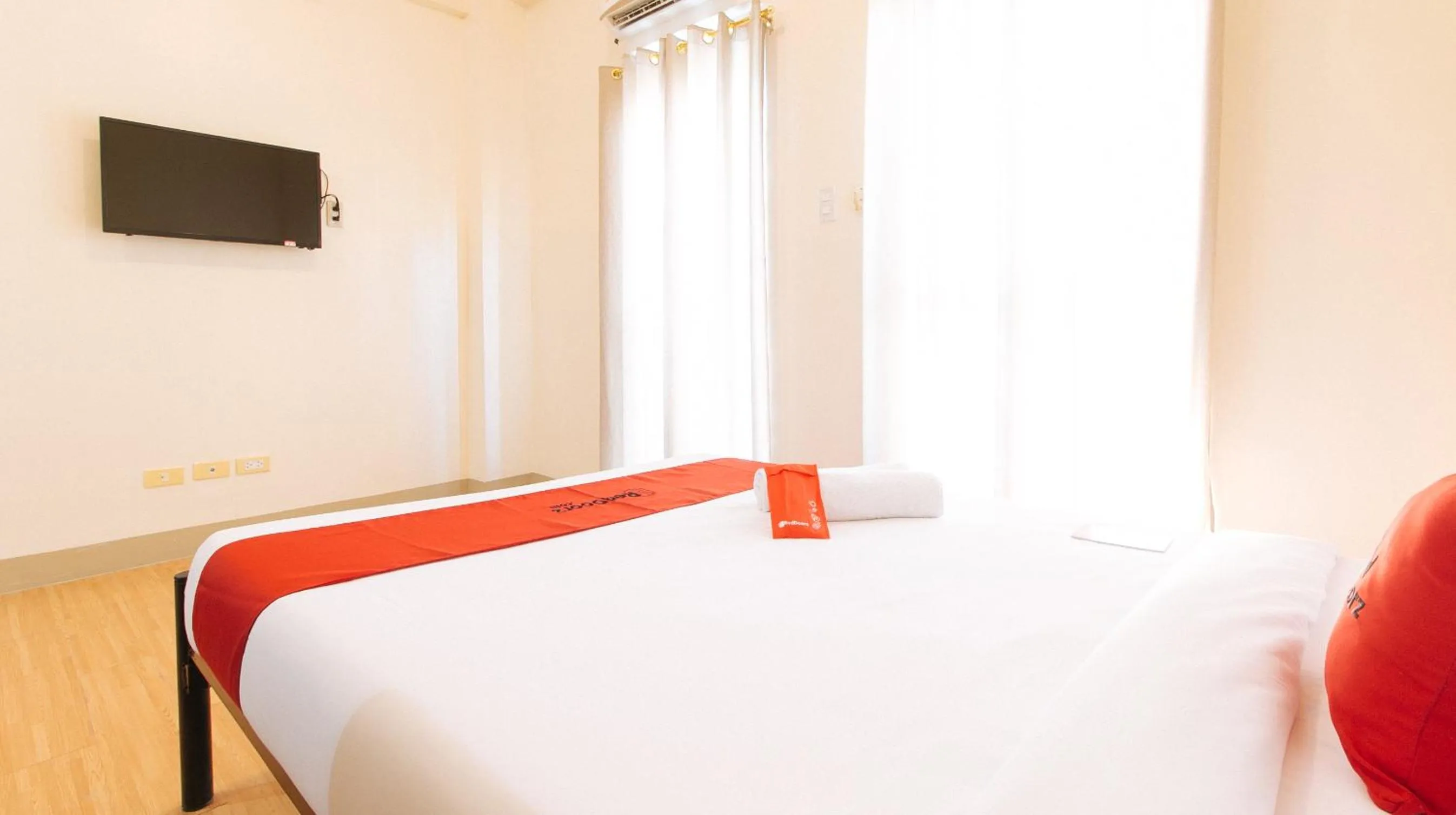 Communal lounge/ TV room, Bed in RedDoorz Plus at Alpina Heights Paranaque