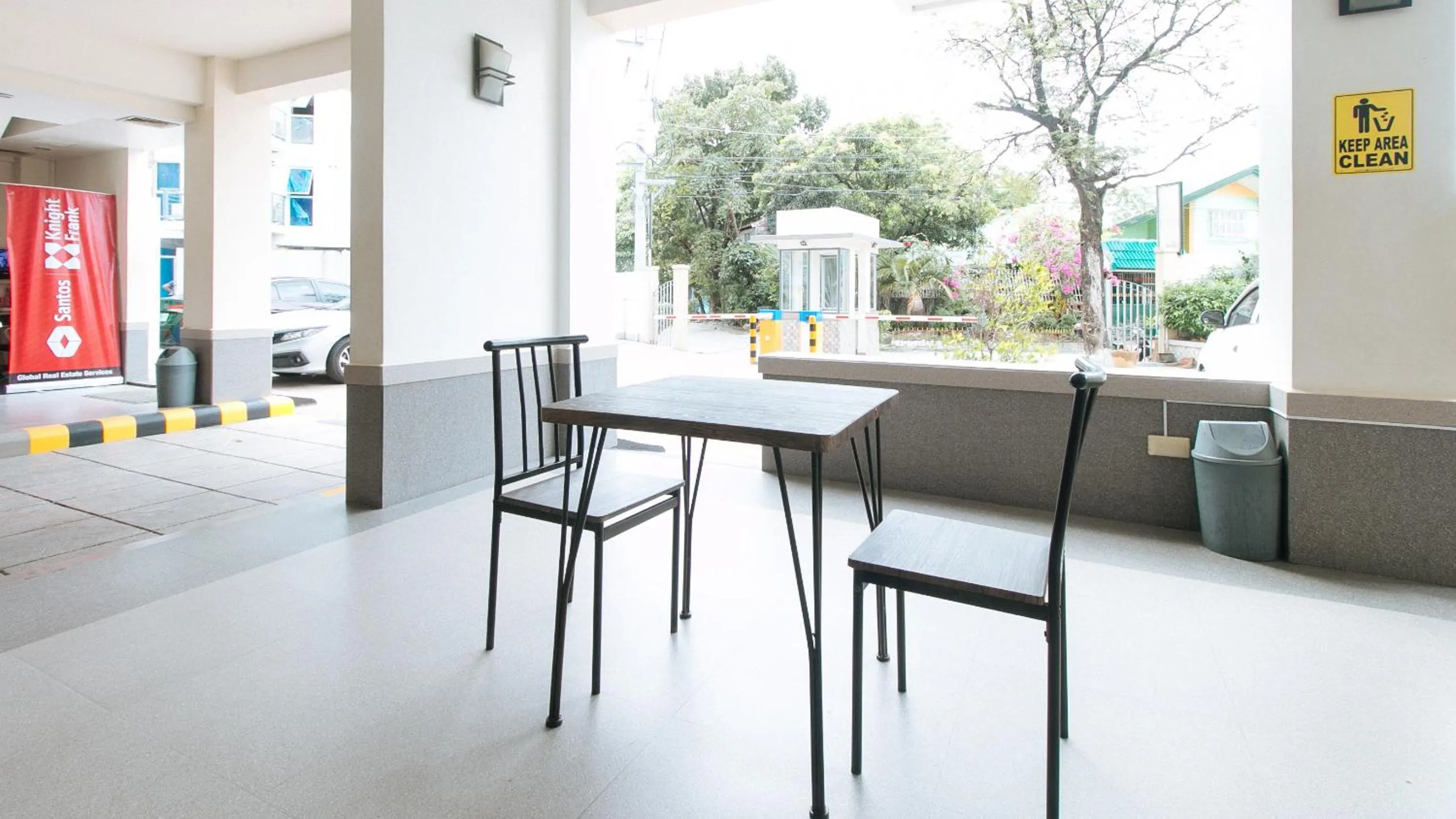 Seating area in RedDoorz Plus at Alpina Heights Paranaque