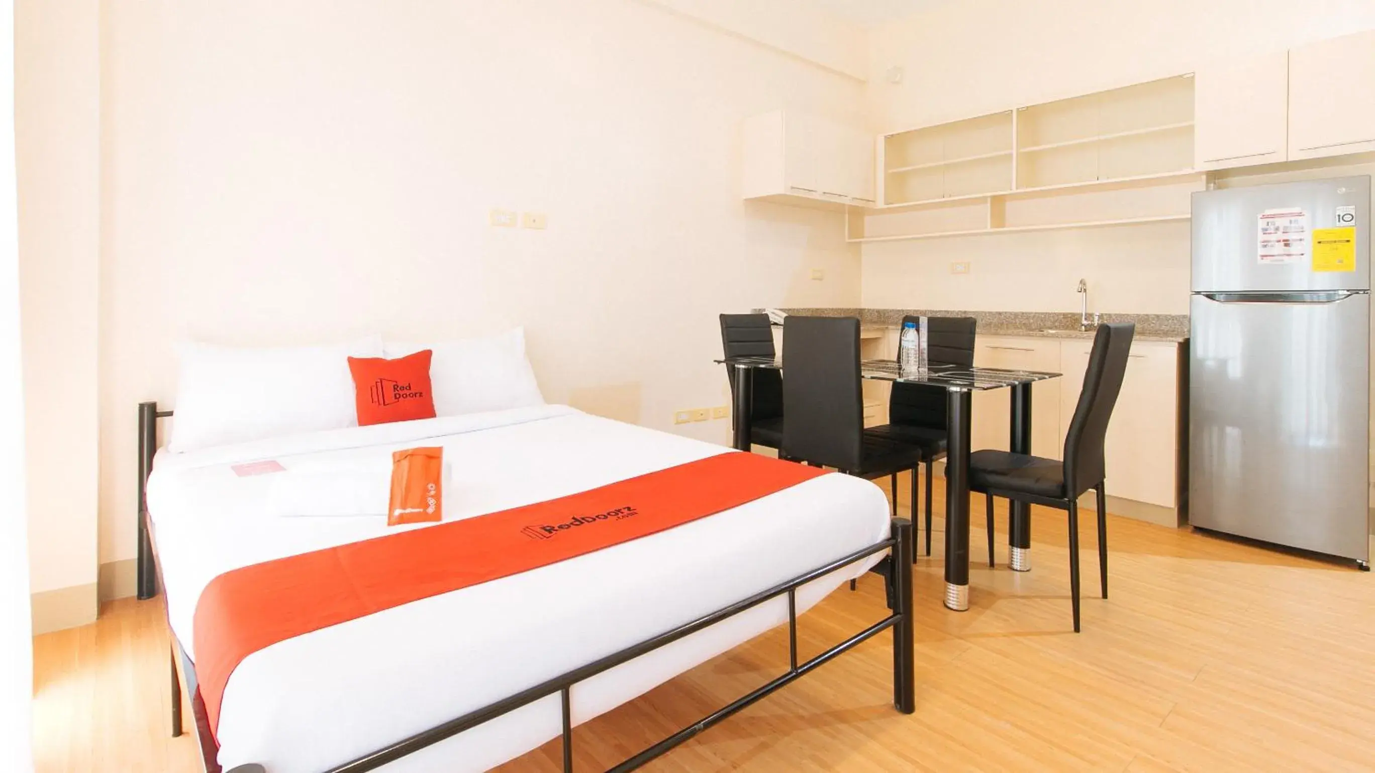 Deluxe Family Room in RedDoorz Plus at Alpina Heights Paranaque Deluxe Family Room in RedDoorz Plus at Alpina Heights Paranaque