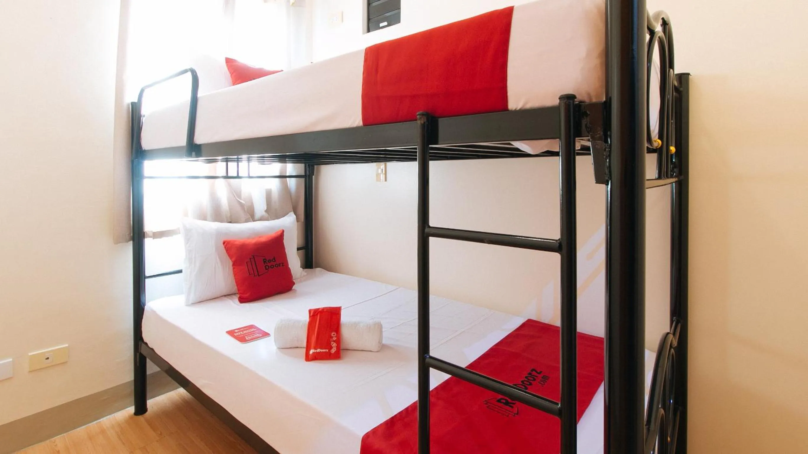 Photo of the whole room, Bed in RedDoorz Plus at Alpina Heights Paranaque