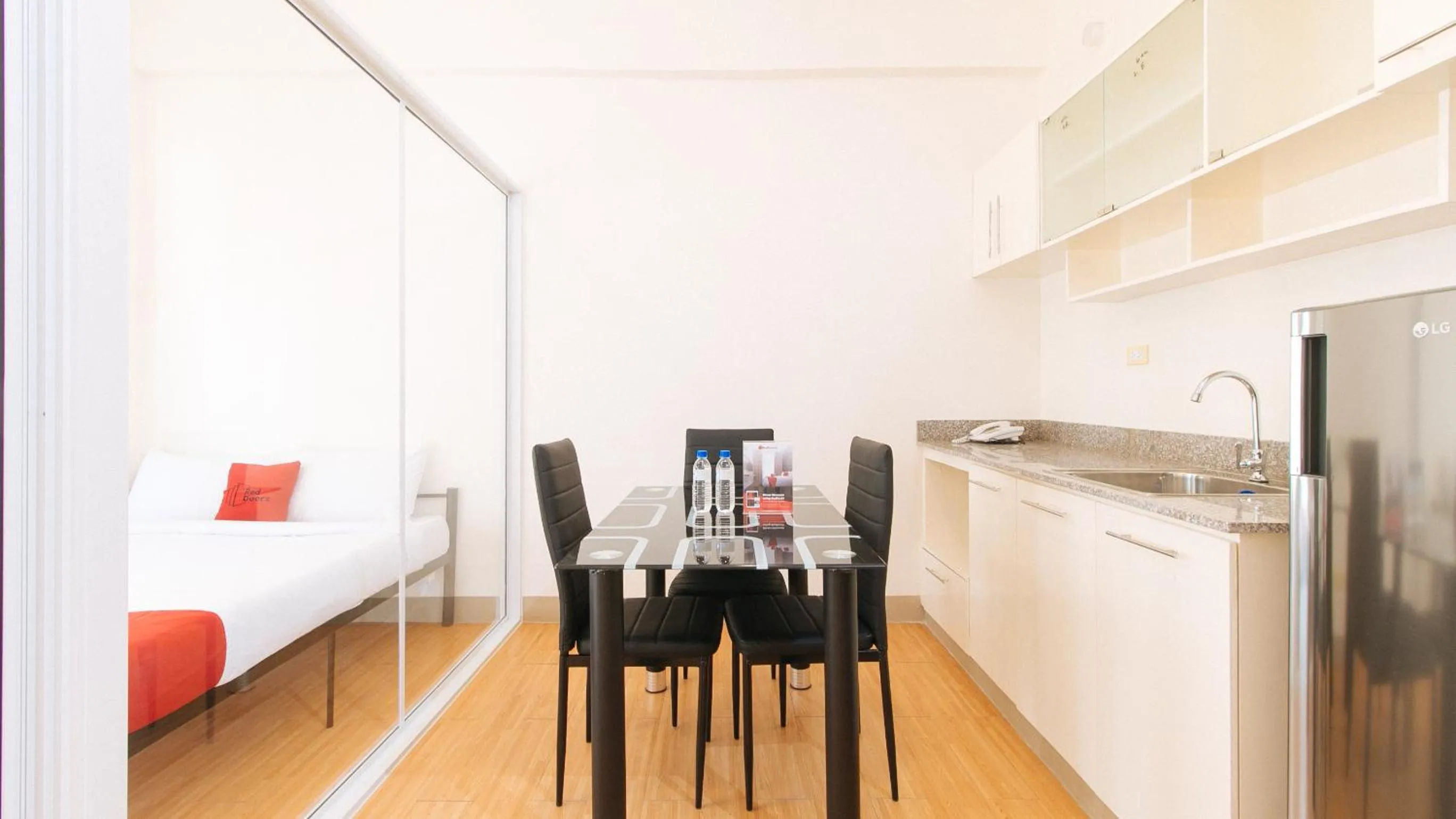 Kitchen or kitchenette in RedDoorz Plus at Alpina Heights Paranaque