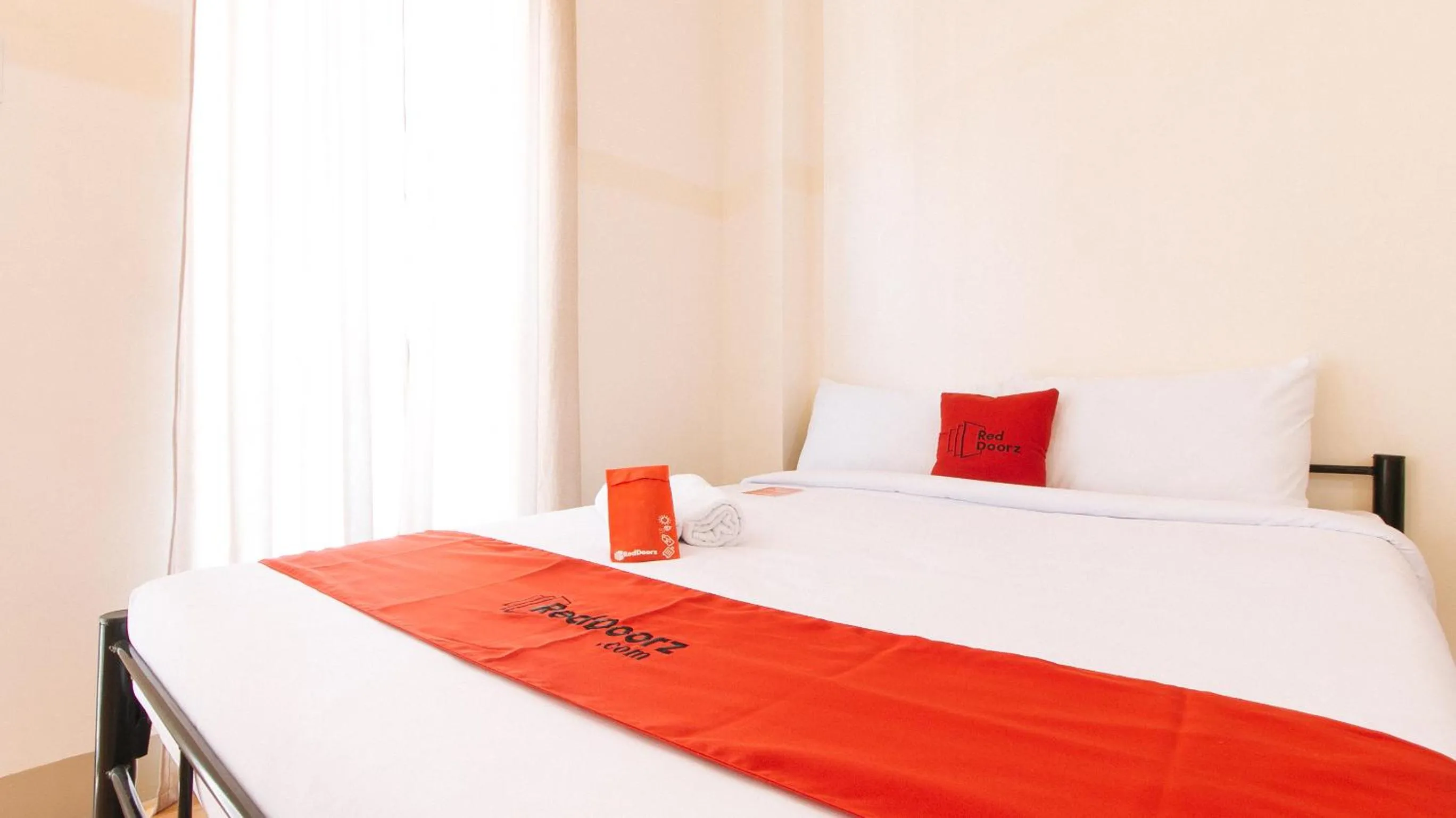 Bed in RedDoorz Plus at Alpina Heights Paranaque