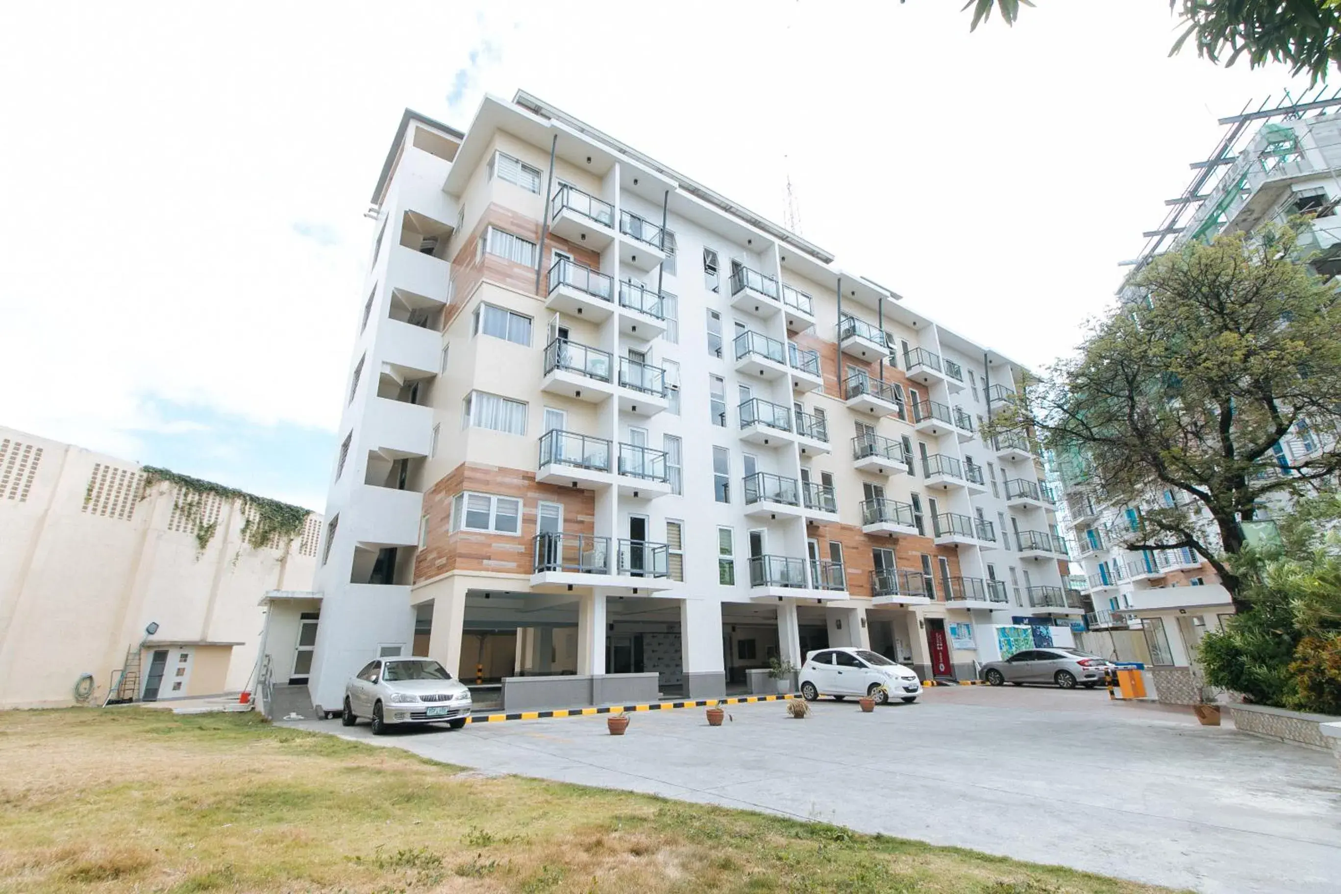 Property building in RedDoorz Plus at Alpina Heights Paranaque Property building in RedDoorz Plus at Alpina Heights Paranaque