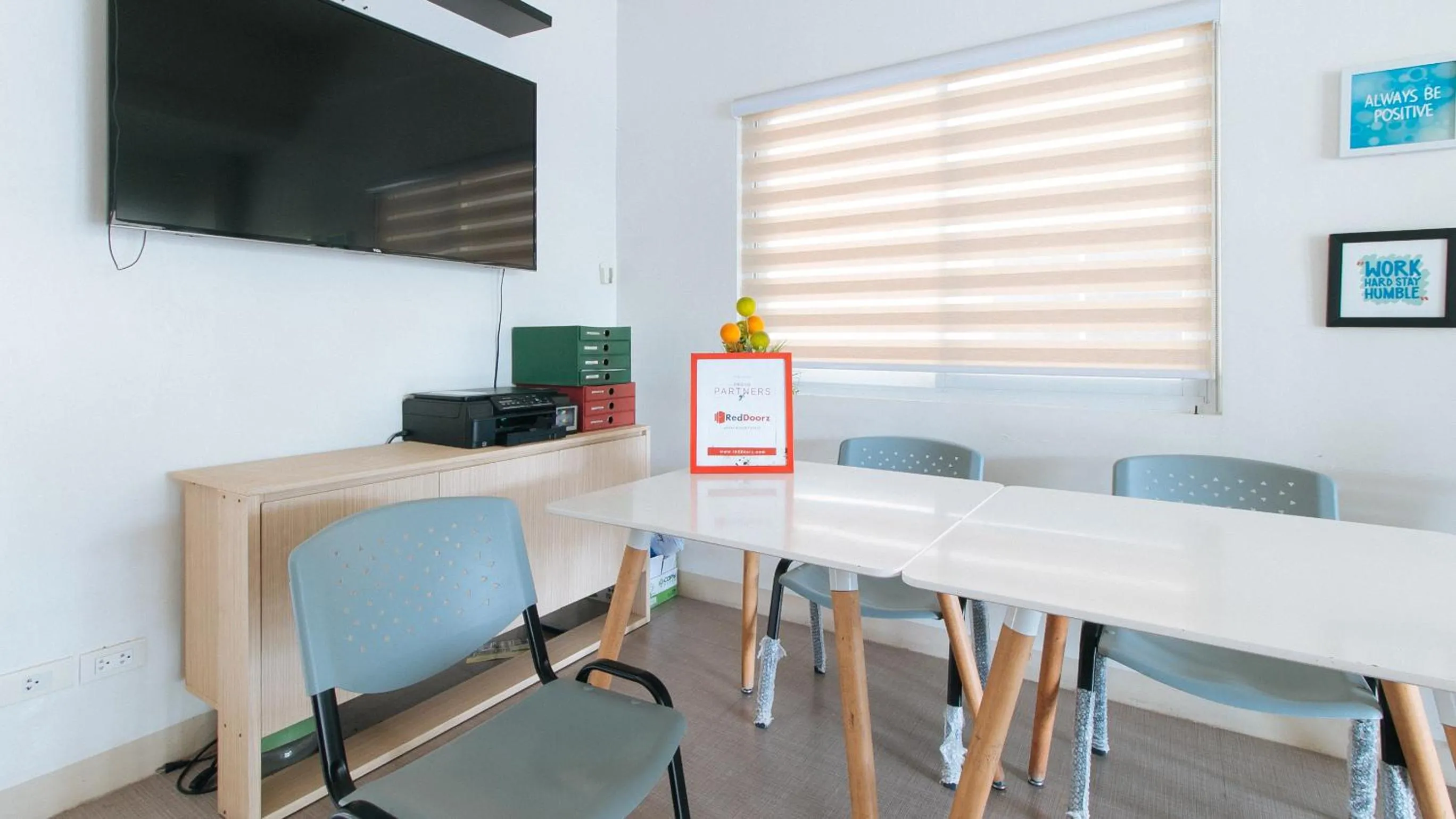 TV and multimedia in RedDoorz Plus at Alpina Heights Paranaque