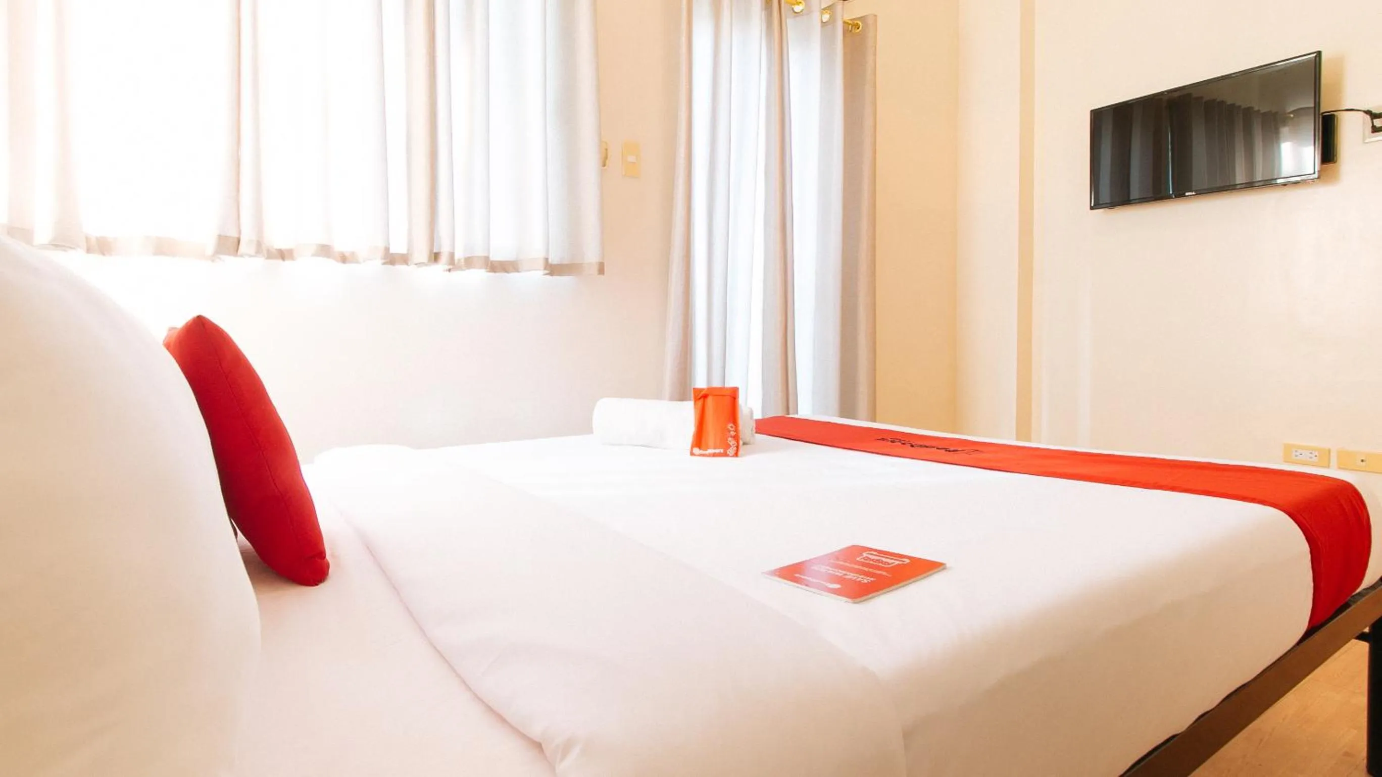 Bed in RedDoorz Plus at Alpina Heights Paranaque