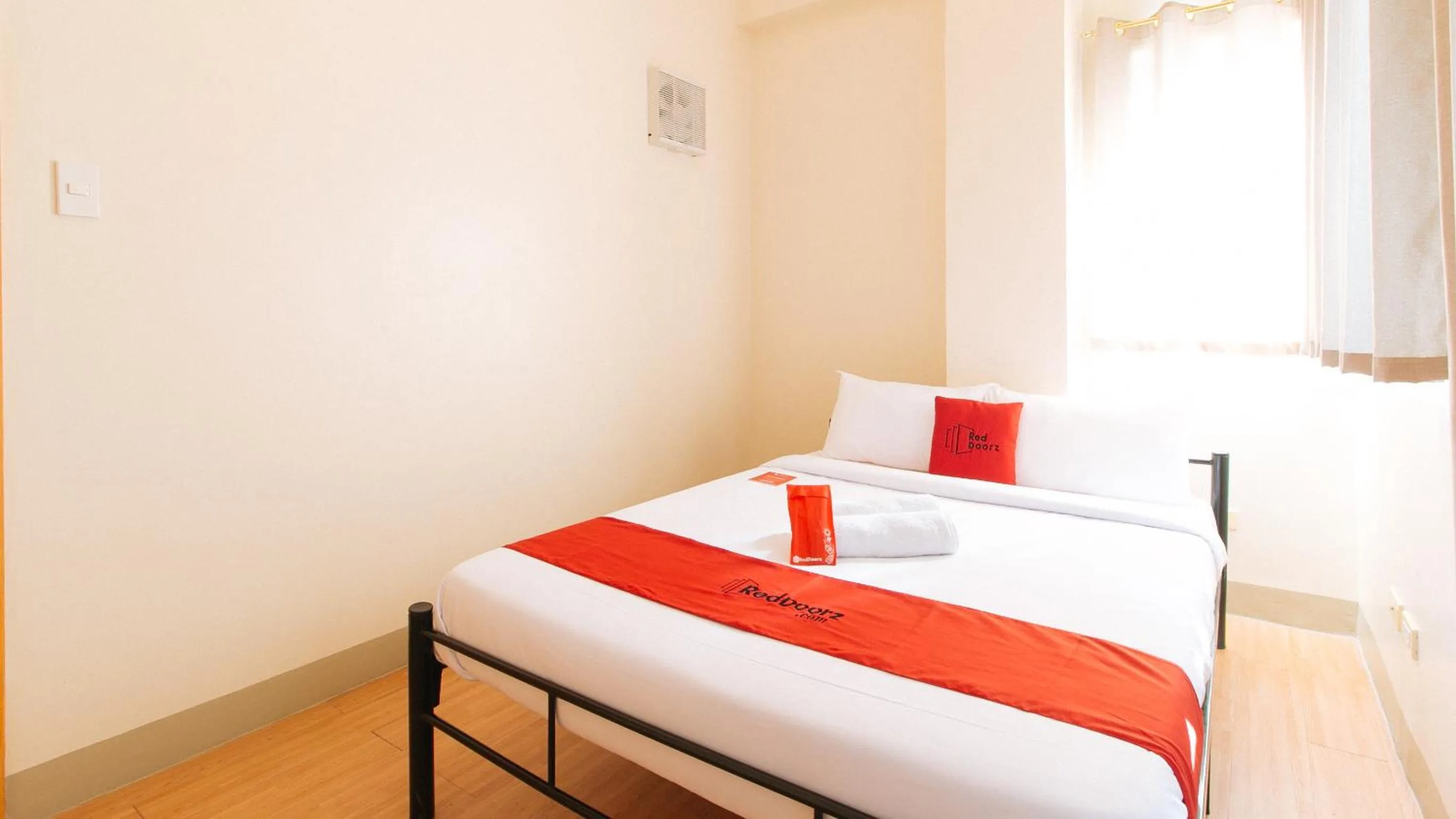 Bed in RedDoorz Plus at Alpina Heights Paranaque