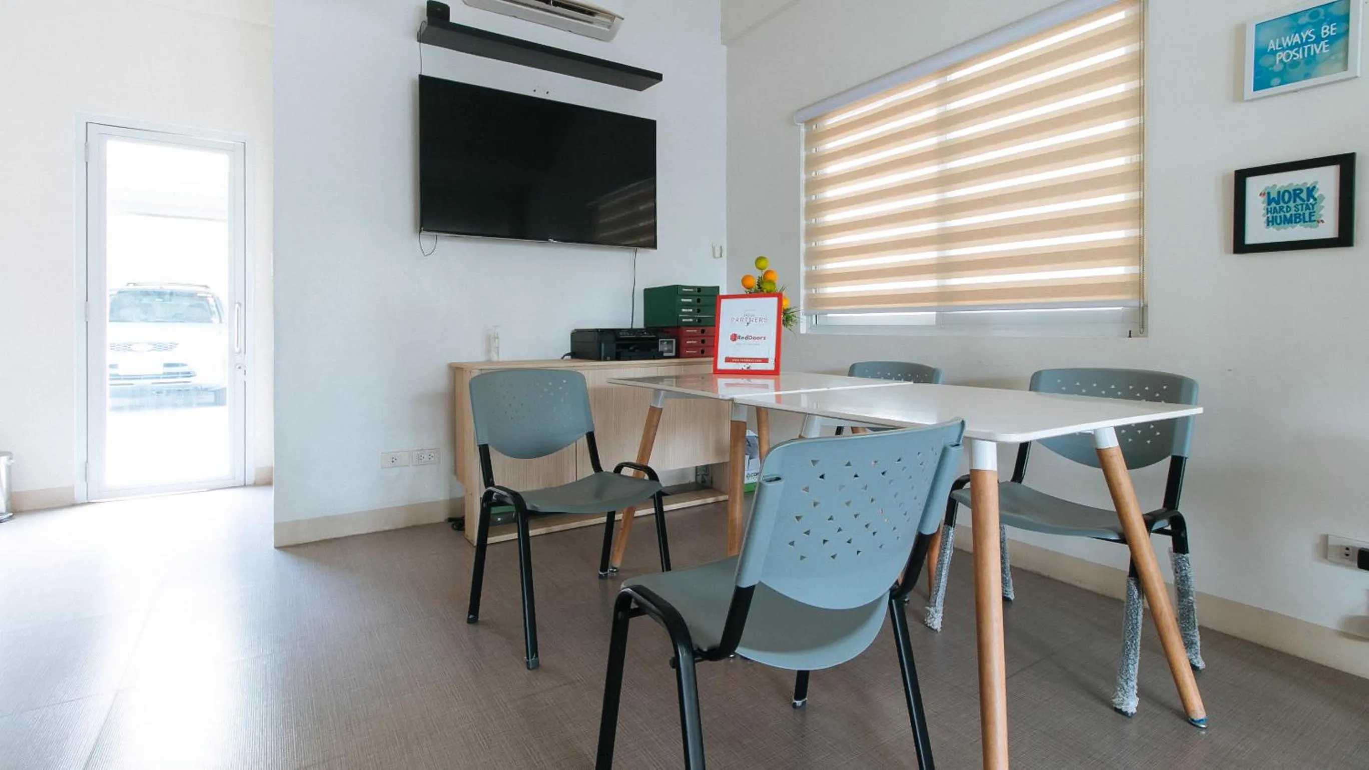 TV and multimedia in RedDoorz Plus at Alpina Heights Paranaque