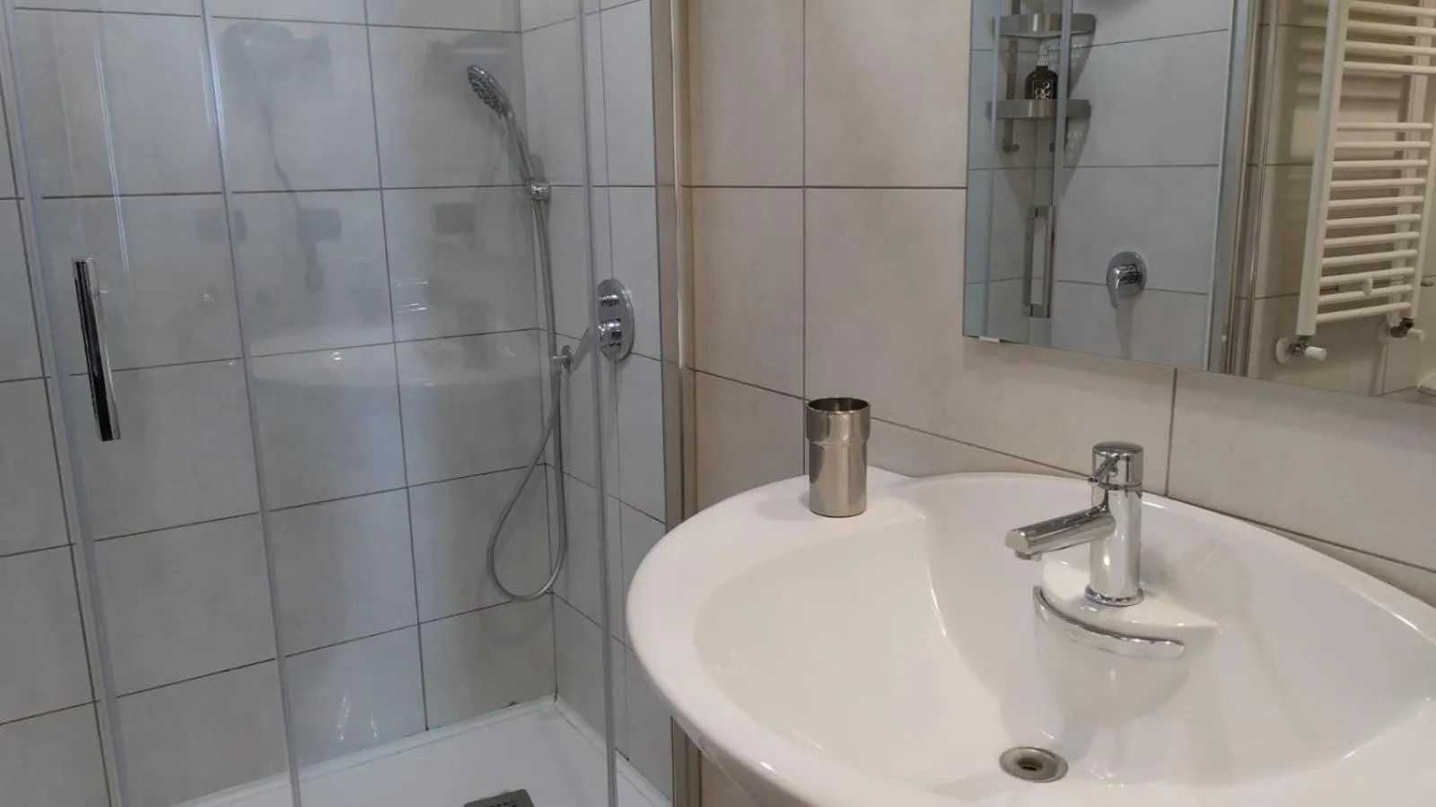 Shower in CconfortHotels R&B Cavour