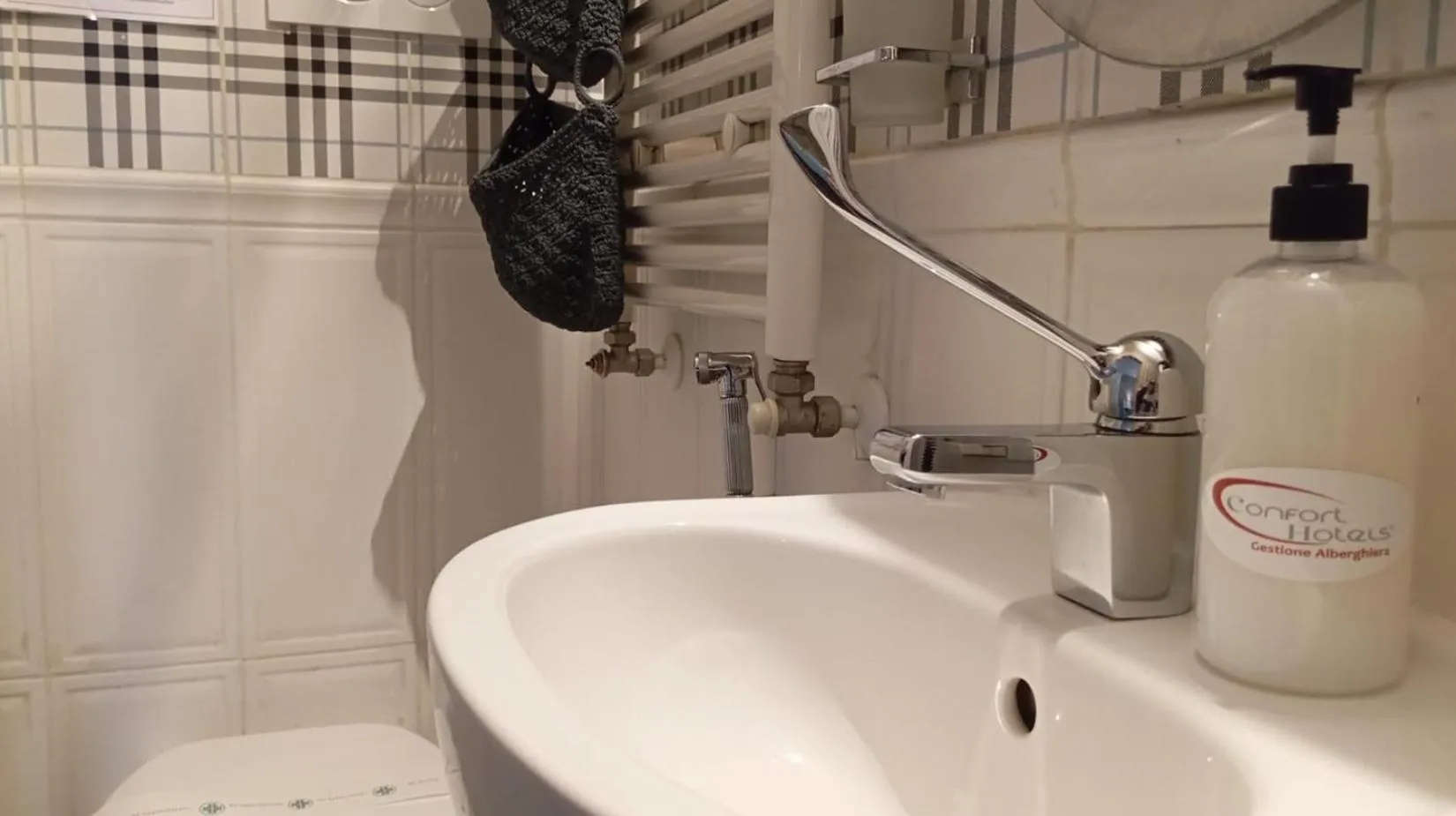 Bathroom in CconfortHotels R&B Cavour